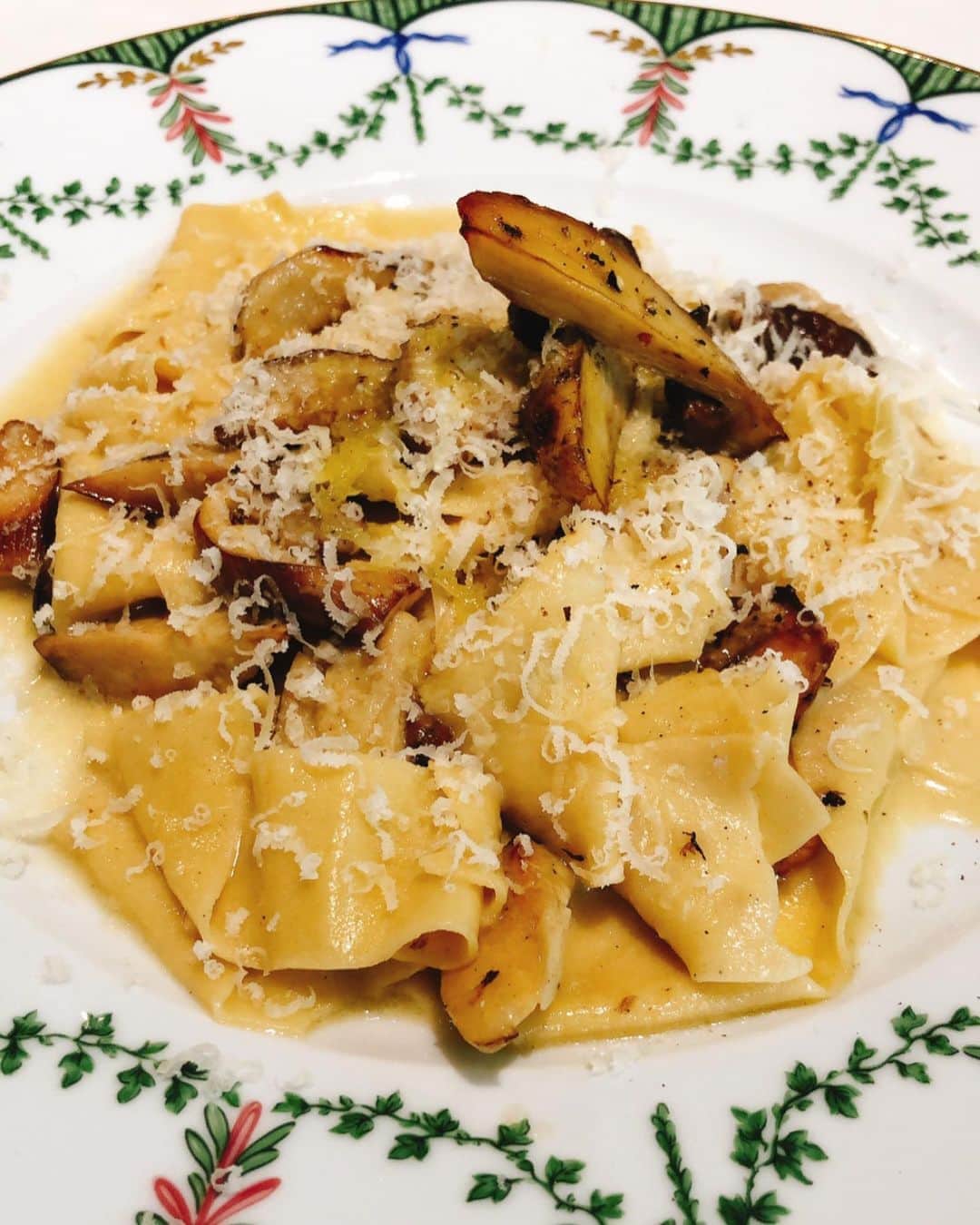 のインスタグラム：「昨日のランチは約1ヶ月ぶりの炭水化物摂取で大好きなポルチーニ茸のパスタ😍 ・ 2枚目 しかも生のポルチーニ茸🤤❤️ 3枚目 久々過ぎる昼シャンに理想の前菜😋✨ 4枚目 さらに1年ぶりのモンブラン😂💕 ・ ・ 5枚目〜10枚目 中秋の名月🌕は 素敵な方々と素敵な場所で パワーチャージで準備万端です😆✨ ・ ・ #中秋の名月 #🌕 #パワースポット  #youtube  #ムネまりチャンネル  #グッドボタン👍 #チャンネル登録お願いします 🛎✨ #プロフィールから飛べまーす ❤️ #山田まりや #ムネくん #親子 @central_official_  #小学2年生 #7歳 #男の子 #ママ #hairstyle #color #pink #instagood #instalike #instafashion #instadaily #love #loveislove」