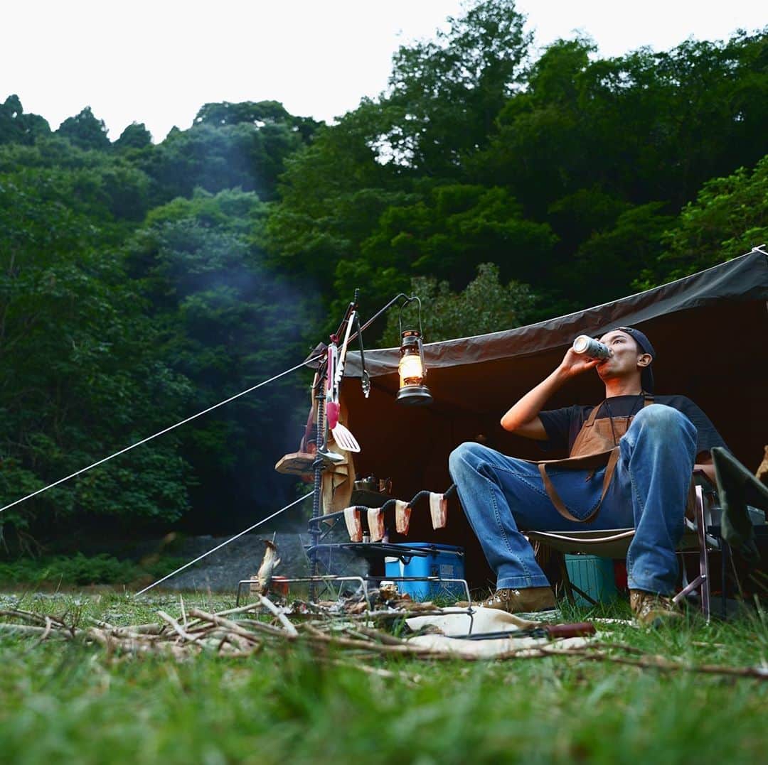 ビートないとーのインスタグラム：「本日19時に久しぶりのソロキャンプ動画をアップしてます⛺️🔥  最高の場所で最高の秋の味覚を堪能させていただきました🍁  誰も居ない自然の中で贅沢な時間を過ごせて幸せでした⛰🙏✨  お暇な時に是非見に来てください👏」