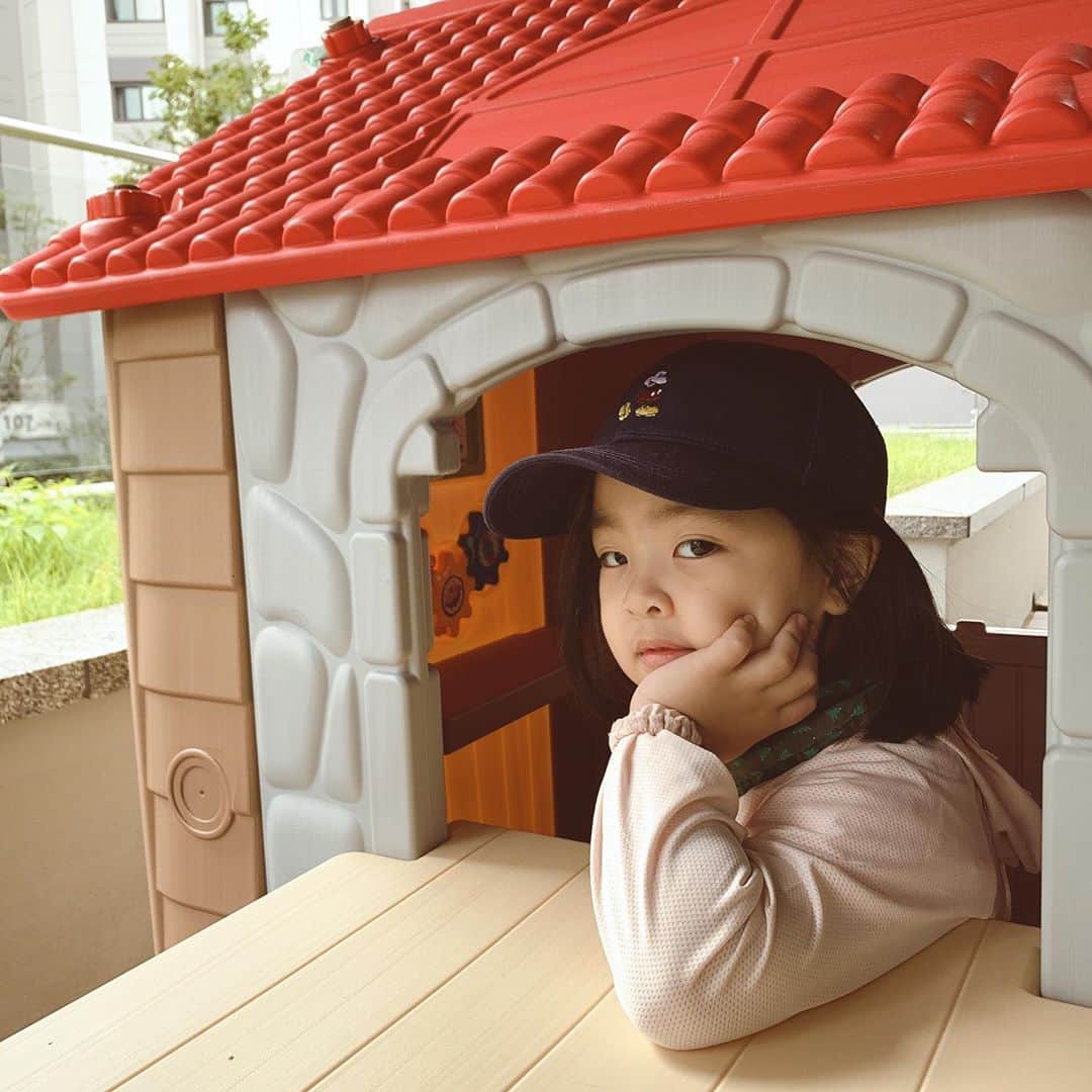 イ・ユンジのインスタグラム：「새벽녘에 내강아지를혼내고 맘이 안좋다. 뭐 일상이라치면 덜 아플만도 한데 너도 나도 매번의상처는 아프다. #내게더깊은인내가자리하기를」