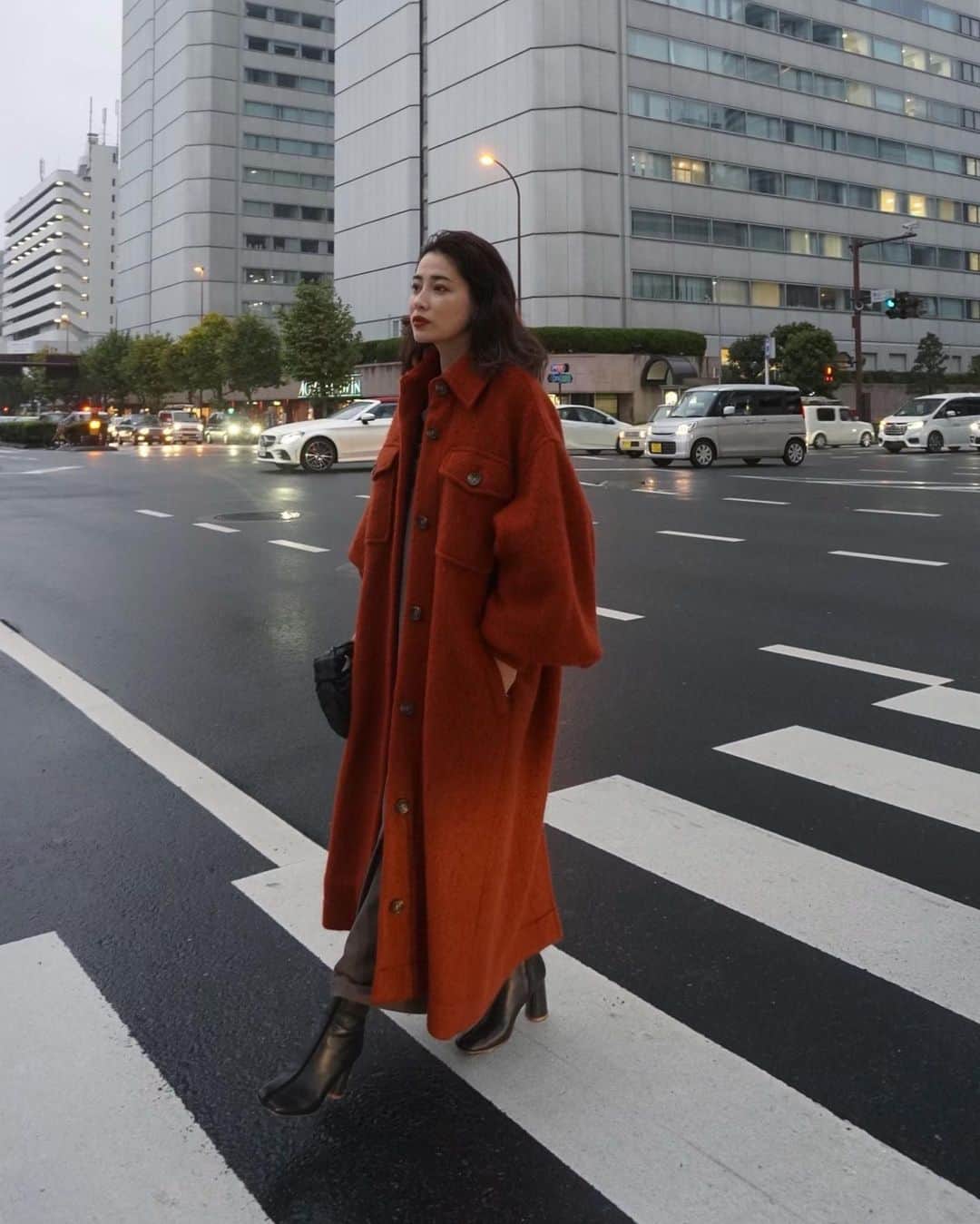 JUNNAのインスタグラム：「"たぽっと"暖かみのあるアウター ボリューム満点ですが軽いのが特徴  昨日ご紹介したも🐻の色違い  赤みのあるブラウン  #ウォームロングシャツコート  この日もリップは　@addictionbeauty_official   #2020ETRE_AW  【新作発売スケジュール】 📍ルミネ新宿店　毎週木曜日 📌ETRÉ TOKYO  毎週木曜日19:00 📌ZOZOTOWN  毎週金曜12:00 📌ELLESHOP  毎週土曜19:30  #ヘアスタイル #ヘアアレンジ #カジュアル #ミディアムヘア #ミディアム#アディクション #秋メイク#オレンジ#ブラウン#ベージュ#カジュアル #大人カジュアル#秋#アウター#ブラウンリップ #🐻#bottegaveneta#秋服 #ニット#156cm#etretokyo#エトレコート」