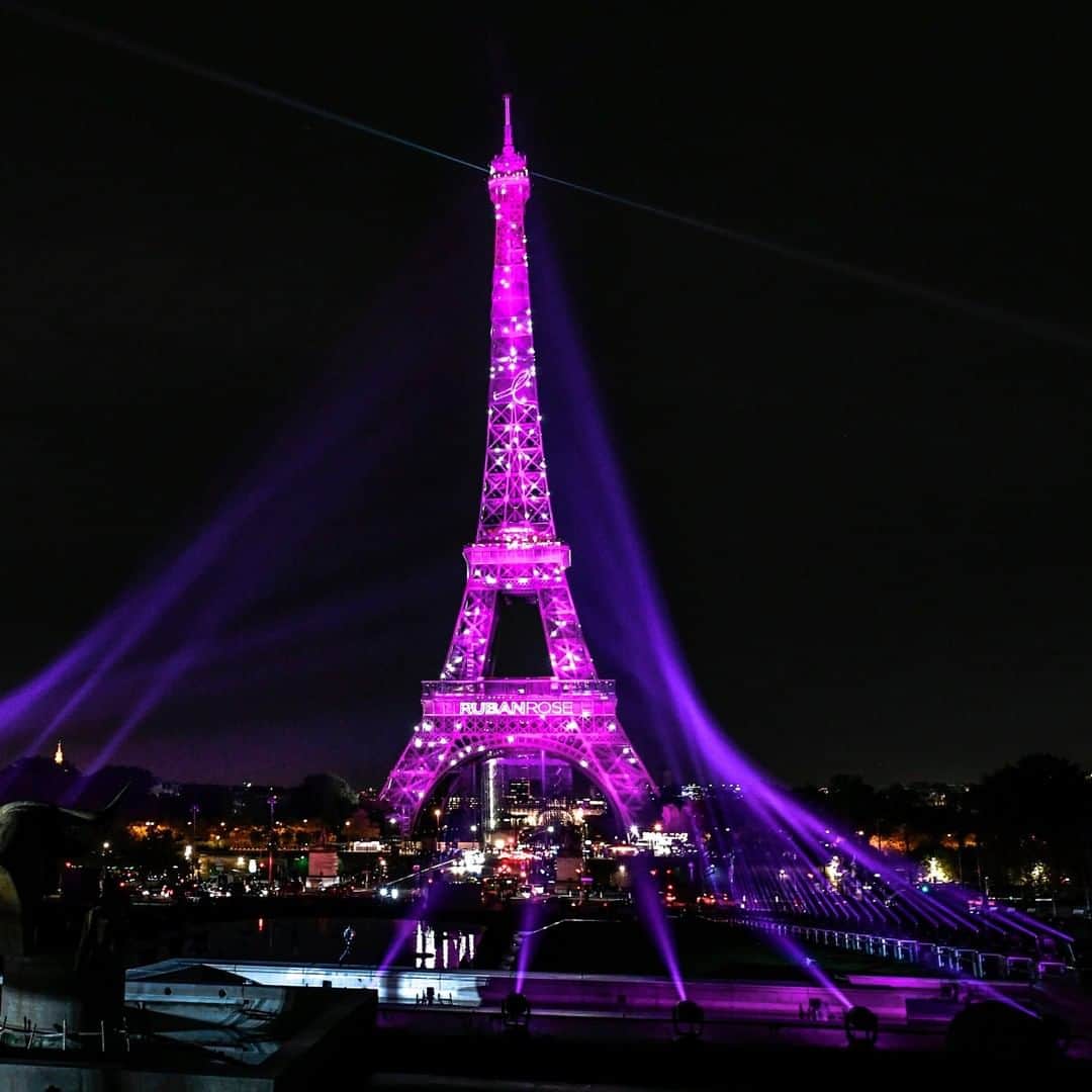Primer Impactoさんのインスタグラム写真 - (Primer ImpactoInstagram)「La torre Eiffel en #París se ilumina de rosa para enmarcar el inicio del 'Octubre Rosa' o el Mes de la Concientización del Cáncer de Mama.  Expertos recomiendan hacerse constantamente el autoexamen de mama y consultar constamente al médico.  Foto: STEPHANE DE SAKUTIN/AFP via Getty Images.」10月2日 8時44分 - primerimpacto
