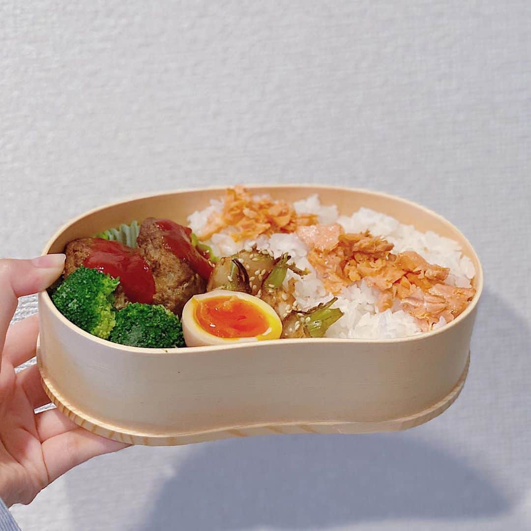 宮本侑芽のインスタグラム：「.  おっはようございます！ やあやあやあ、とうとう10月ですね。 今日は「宮本侑芽のぽじ×ぽじ」 更新日ですね...！  【追記　本人が更新日変わったこと忘れてました。 今月から土曜日更新だ！！！！！！ 明日です！！！ごめんなさい！！！！！！ 教えてくださってありがとうございますっ！！！】  半年突入？！はやい！ 文化放送A&G＋さんです。 よろしくお願いしますっ！  今日は残り物の#ハンバーグ弁当 💪 活動的な金曜日にします！だらけない🙅‍♀️  皆さんもお仕事や通学？、テレワークなどなど 楽しめますようにっ！ 心が晴れやかになることが1mmでもありますように。  #ぽじぽじ #侑飯 #お弁当 #かぶのきんぴら （ @gucci_fuufu ） #たのしい #宮本侑芽」