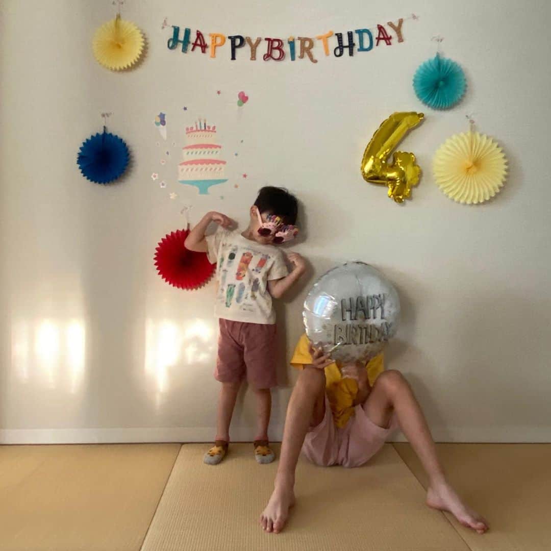武藤乃子のインスタグラム：「🎉 二男、4歳のお誕生日。おめでとう！！  何日か前に、長男が「二男くんが生まれたとき嬉しかったなぁ。毎日、学校から走って帰って来てたな…。」って、目をウルウルさせながら話していて。 なんてピュアなんだ、私も気持ちを取り戻さなければ…と思っていたら。 「でも生まれてすぐは檻みたいなのに入って見学できなかったよね。」とな。 いやいや真相は、初期嘔吐の症状があったので、保育器に入ってNICUにいたため、長男は面会できなかったのでした。 動物園かよ！言い方な！笑  長男にくっ付いて動いているから、身体能力は高そうな二男。 バスケを勧めるママに「バスケもサッカーもやるから、まずはサッカーやらせて！」とか言ってくる、口も達者な二男。  このまま元気に大きくなってください。 ママもママ業、頑張ります。  #4歳  #4歳誕生日  #おめでとう」