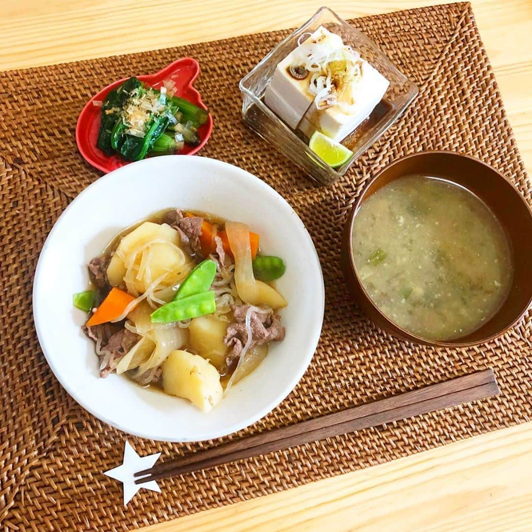 古田ちさこさんのインスタグラム写真 - (古田ちさこInstagram)「今日の朝ごはん🥣﻿ ﻿ #肉じゃが 〜✨✨﻿ 私が一番最初に覚えた料理(主菜)。﻿ 昨日から作って寝かせてたから味が沁みてる✨﻿ 肉じゃがは豚コマでも作るけど今回は牛切り落とし🐮﻿ ﻿ #ほうれん草のお浸し﻿ #冷奴﻿ #なめこのお味噌汁 ﻿ 本当はご飯も炊きたかったし卵焼きも作りたかったけど二度寝しちゃって時間足りなかった😭笑﻿ ﻿ #古田の自炊記録#自炊部#自炊﻿ #おうちごはん#おうち定食﻿#gm  #instafood#foodstagram﻿#朝ごはん  #cookingram#cooking #おうちごはんlover﻿ #おうちごはん通信#肉じゃが定食#和食」10月2日 8時45分 - chisakofuruta