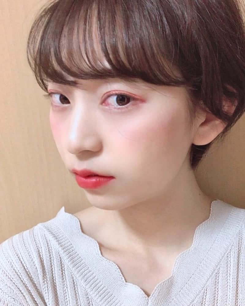 中嶋アンナのインスタグラム：「おはようございます☀ ・ ・ 目に髪の毛かかってるけどTwitterに載せちゃったのでこちらにも🙈💌 普段はこんなにメイクをしませんが可愛いアイシャドウとリップを手に入れて嬉しくなってしまいました🌷 コンテストを機にメイクも頑張ります☺️💄 ・ ・ 本日一日一回の投票よろしくお願いします🎼🤍 投票終了まで残り2週間。みなさまのお力をお貸ししていただきたいです🙇🏻‍♂️🌼 いつも支えてくださってありがとうございます♪ ・ ・  #日本女子大学#ミスコンテスト#ミスコレ#ミスキャンパス #サロンモデル#サロモ#撮影モデル#美容院#サロンモデル東京 #サロモ希望#東京美容室#ポトレ#白ワンピ#ホワイトコーデ#ベージュコーデ #ピンクメイク#メイク好きさんと繋がりたい #ショートカット#ショートボブ#ショートカット女子#ショートカットアレンジ#無造作ヘア #selfie #fff#f4f#f4follow #ふぉろば100」