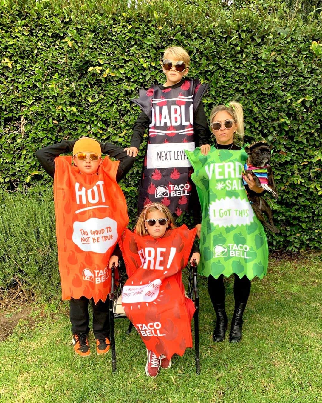 Taco Bellのインスタグラム：「Servin’ up the sauce.」