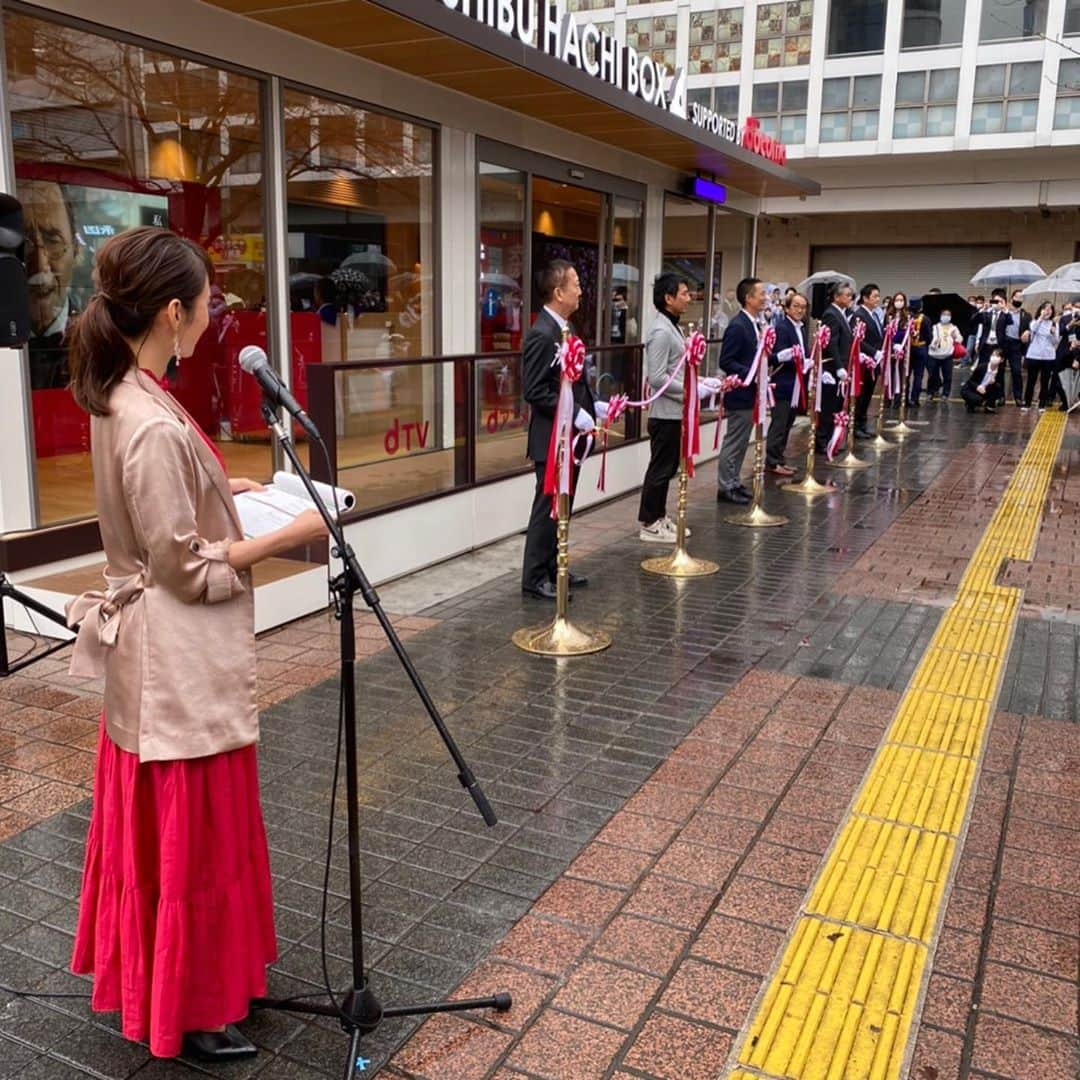 鉢嶺杏奈さんのインスタグラム写真 - (鉢嶺杏奈Instagram)「渋谷駅ハチ公前広場観光案内所 #シブハチボックス  のオープンセレモニーの司会進行を、務めさせて頂きました。  小さい頃から、ハチというあだ名で呼ばれてた私も この新しい案内所が沢山の人に愛されるのが楽しみです❤️ 渋谷のハチ公もドキドキワクワクしてましたww」10月2日 8時49分 - hachimine_anna