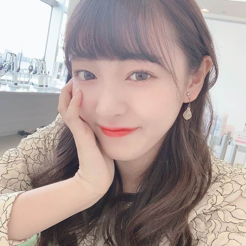 藤本りの加のインスタグラム：「おはようございます✨ ・ 昨日で全ての配信イベントが終了しました。ファンの数が思うように伸びなかったり、辞めたい、どうすればいいか分からない、と1人で泣いてた日もありましたが、応援して下さる皆さんのおかげで最後は笑顔で終える事が出来ました😌💓 ・ 本当にありがとうございました🌱 ・ ですが毎日1ポチの投票、そしてTwitterのRTはまだまだ続きます❗ @mstoyo20_02  ・ 本日も投票宜しくお願い致します👣 ・ 昨日はDHCさんのコミュニケーションスペースをお借りしてヘアメイクをしました💓こうやって手直しができる場所がお出かけ先にあると本当に嬉しいです✨また使いたいと思います！ ・ #ミスコン #ミスコンテスト #東洋大学 #東洋 #ミスミスター東洋2020 #DHC #サロモ #ヘアセット #メイク #instagood #likeforlikes #instalike #l4l #instagram #makeup #misscontest #toyounoversity」
