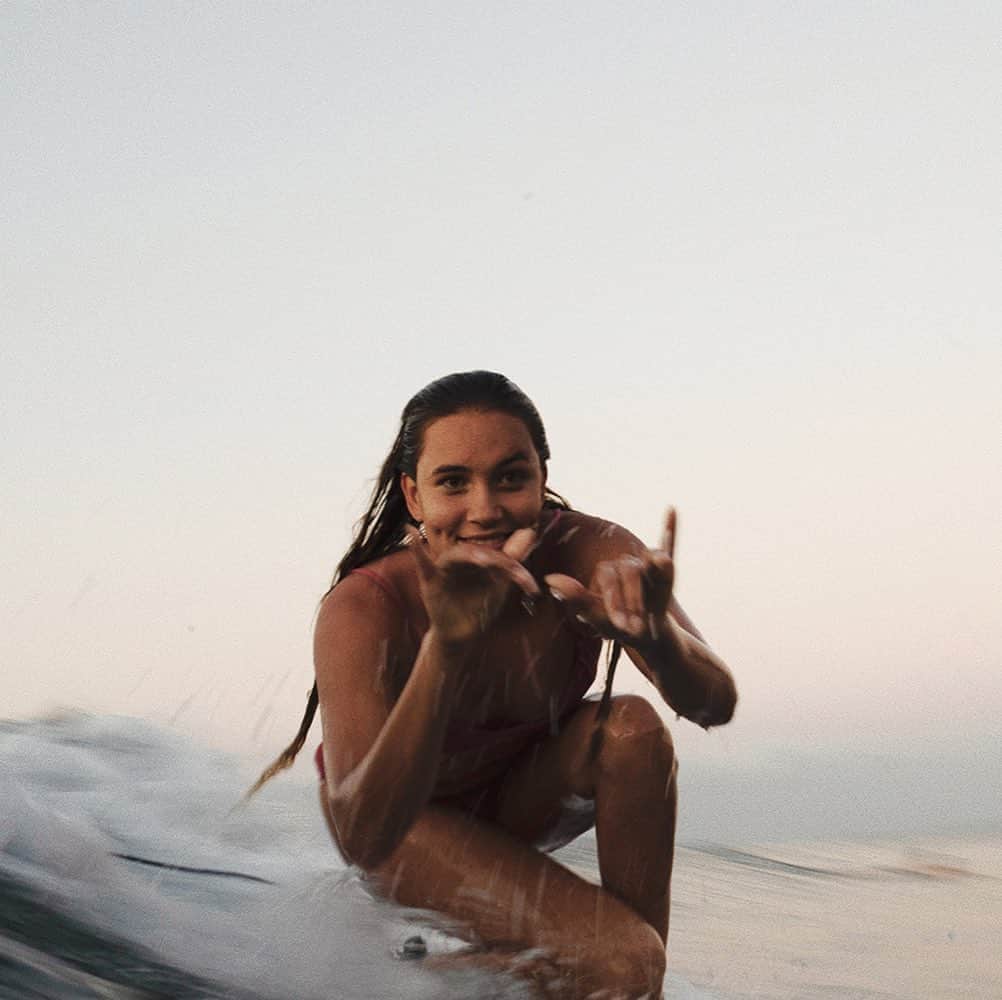 BILLABONG WOMENSさんのインスタグラム写真 - (BILLABONG WOMENSInstagram)「I'm constantly surprised by the magic of the ocean, the undeniable power that comes along with it. This love stretches out through the world and moves through currents and winds until it hits a shallow sand bank or reef slab and erupts into an underwater thunderstorm. As it churns and collides, it passes its energy along to us - the greatest gift. Thank you ocean for this joy that unites! - @pachalight #KnowTheFeeling 📷 @rafael_moura」10月2日 9時01分 - billabongwomens