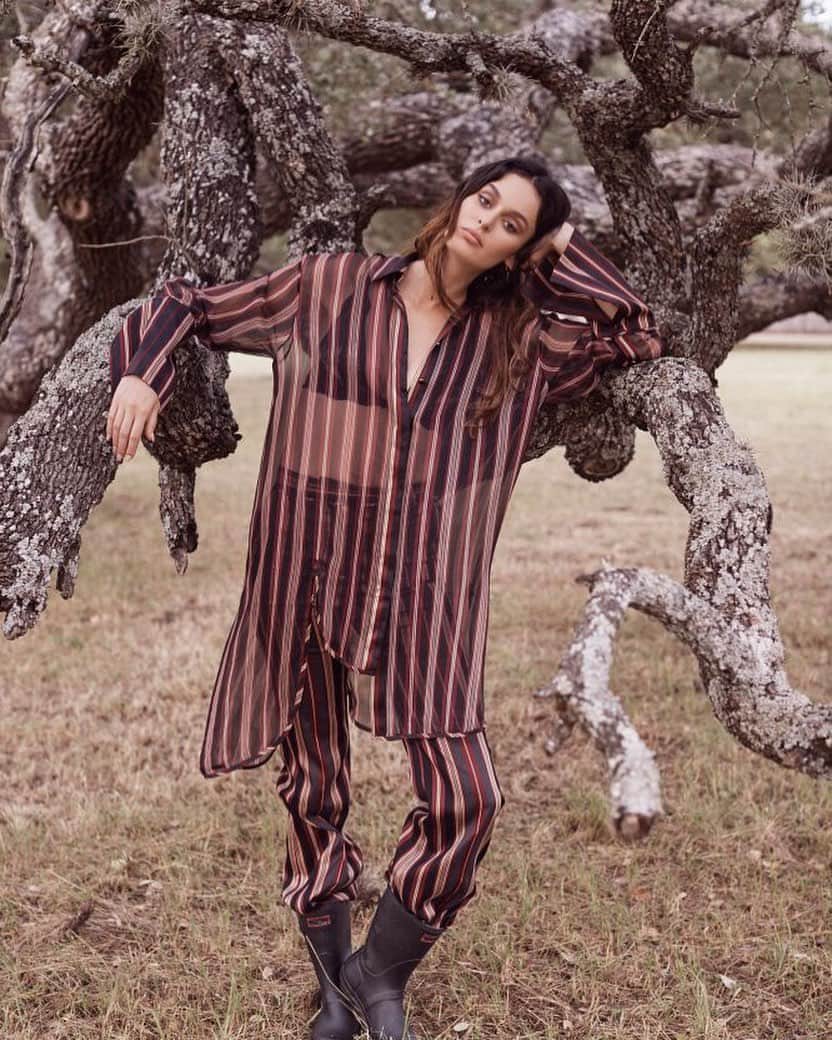 ニコール・トルンフィオのインスタグラム：「Favorite things about fall? 🍁🍁🍁 Mine are the fall colors, watching leaves turn, baking and listening to the rain 😍」