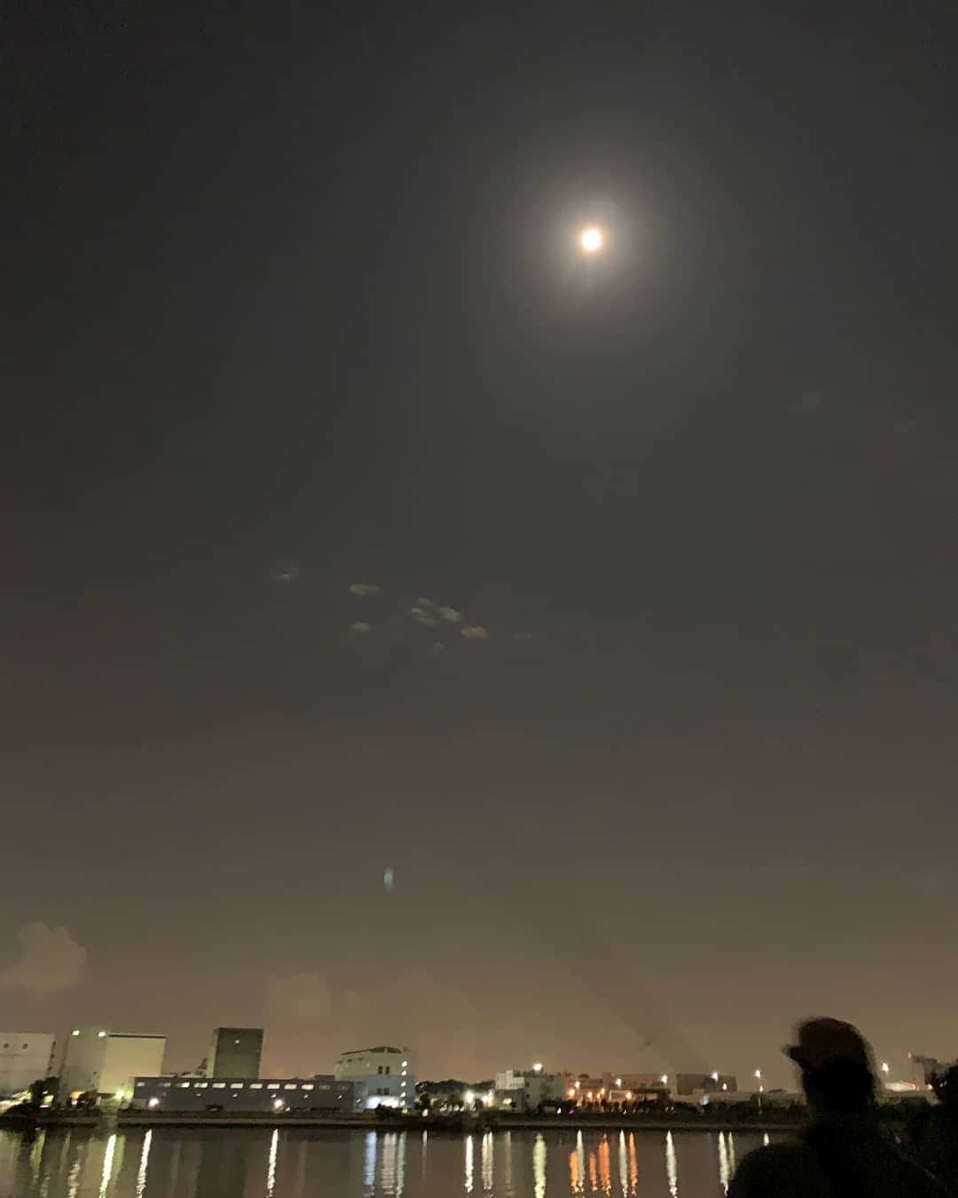 武蔵さんのインスタグラム写真 - (武蔵Instagram)「綺麗な満月の夜にシーバスパトロールに出陣。  ベイトフィッシュが水面をモヤモヤしているが至って静か。  嫌な雰囲気が漂うなかルアーをキャストして3投目、いきなりロッドを絞り込む強いアタリ！  バレない様に丁寧に寄せてくるとまぁまぁなサイズ！   無事ランディングして計測した結果62cmの元気なシーバスだった。その後シーバスを２度掛けるもバラシてしまった・・   それにしても海岸から眺める中秋の名月は本当に美しかった。  #武蔵 #釣り #シーバス #シーバスパトロール  #東京湾  #fishing  #seabass  #seabasspatrol  #nofishingnolife」10月2日 9時00分 - musashi_k1karate