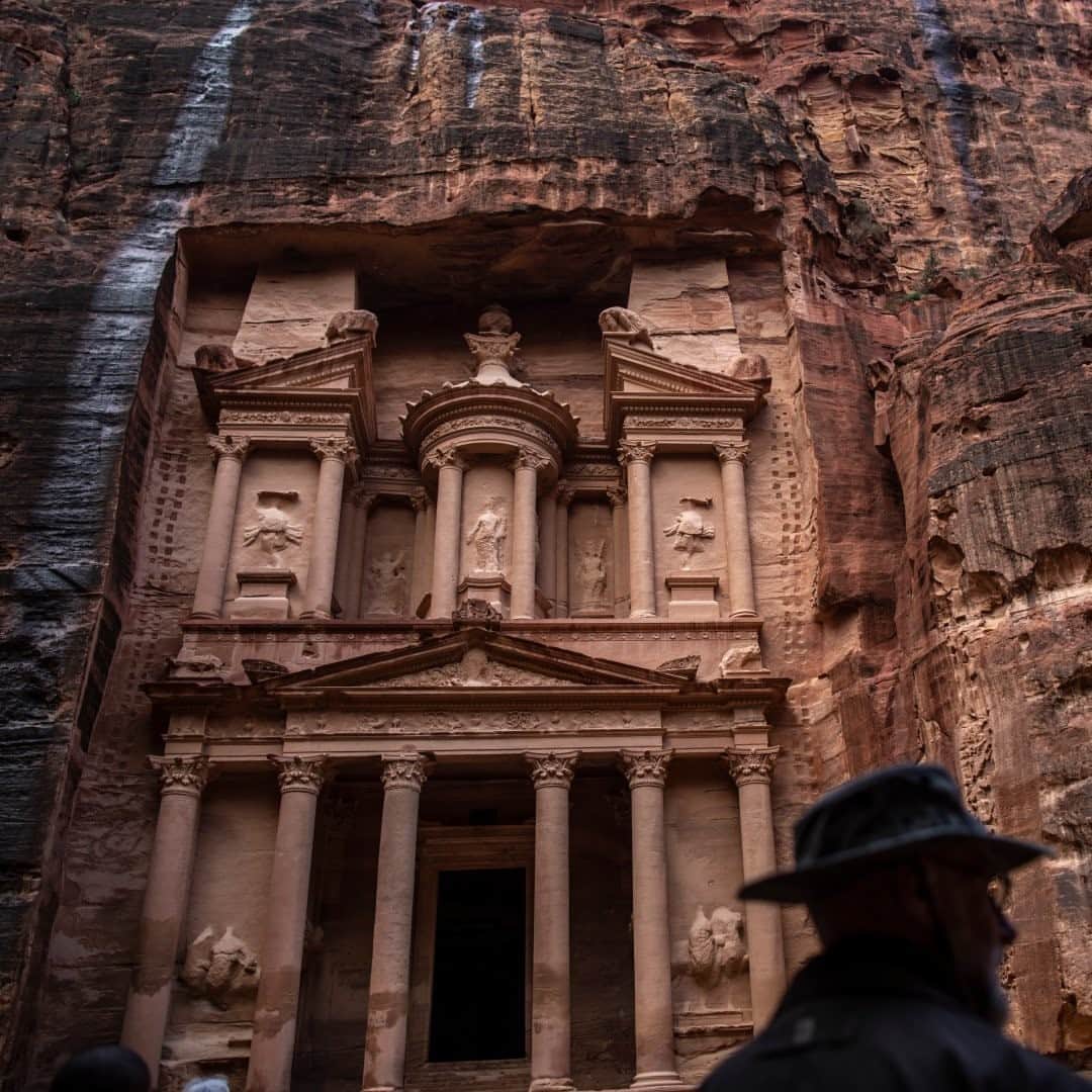 National Geographic Travelさんのインスタグラム写真 - (National Geographic TravelInstagram)「Photo by Muhammed Muheisen @mmuheisen / Al Khazneh (Arabic for "the treasury") is one of many facades carved into the mountains of the ancient city of Petra in Jordan. For more photos and videos from different parts of the world, follow me @mmuheisen and @mmuheisenpublic. #muhammedmuheisen #Jordan #الاردن」10月2日 9時05分 - natgeotravel