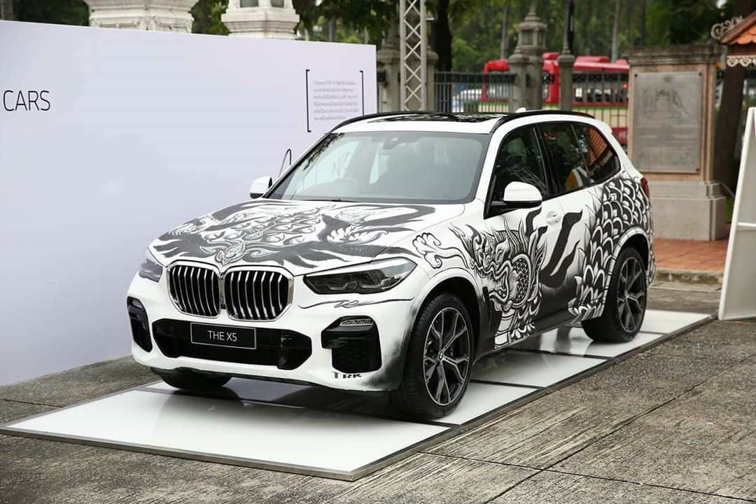 BMW Thailandさんのインスタグラム写真 - (BMW ThailandInstagram)「BMW Thailand รู้สึกภาคภูมิใจที่ BMW X5 คันนี้ได้เป็นส่วนหนึ่งในงานเฉลิมฉลองครบรอบความสัมพันธ์ทางการทูต ๗๐ ปี ไทย-ลาว งานนี้กระทรวงวัฒนธรรมแห่งประเทศไทย ได้จัดกิจกรรมการแสดงดนตรีและศิลปวัฒนธรรมพื้นบ้าน “โขงบ่กั้น โควิดบ่ใกล้ ๗๐ ปี ไทย – ลาว ฮักแพง แบ่งปัน และมั่นคง” โดยมีนายอิทธิพล คุณปลื้ม รัฐมนตรีว่าการกระทรวงวัฒนธรรม เป็นประธานฝ่ายไทย พร้อมประธานฝ่ายลาวและแขกผู้มีเกียรติ เข้าร่วมพิธี ณ โรงละครแห่งชาติ เขตพระนคร กรุงเทพฯ  ขอบคุณศิลปิน คุณเติ้ล ธีระยุทธ พืชเพ็ญ หรือ ทีอาร์เค #TRK ที่สร้างผลงานศิลปะลายไทยสมัยใหม่เชื่อมสัมพันธ์ไทย-ลาว ได้อย่างงดงาม   #BMWTH #BMWX5 #TributeToBMWArtCars #BMWWorldofArt #โขงบ่กั้น #โควิดบ่ใกล้」10月2日 9時05分 - bmwthailand