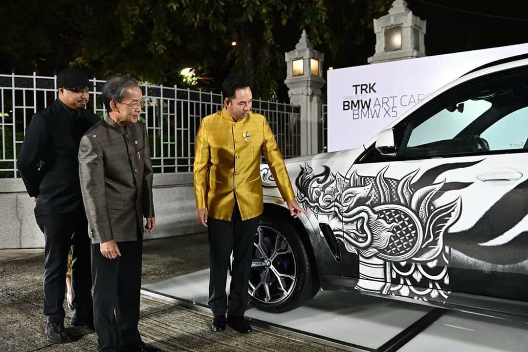 BMW Thailandさんのインスタグラム写真 - (BMW ThailandInstagram)「BMW Thailand รู้สึกภาคภูมิใจที่ BMW X5 คันนี้ได้เป็นส่วนหนึ่งในงานเฉลิมฉลองครบรอบความสัมพันธ์ทางการทูต ๗๐ ปี ไทย-ลาว งานนี้กระทรวงวัฒนธรรมแห่งประเทศไทย ได้จัดกิจกรรมการแสดงดนตรีและศิลปวัฒนธรรมพื้นบ้าน “โขงบ่กั้น โควิดบ่ใกล้ ๗๐ ปี ไทย – ลาว ฮักแพง แบ่งปัน และมั่นคง” โดยมีนายอิทธิพล คุณปลื้ม รัฐมนตรีว่าการกระทรวงวัฒนธรรม เป็นประธานฝ่ายไทย พร้อมประธานฝ่ายลาวและแขกผู้มีเกียรติ เข้าร่วมพิธี ณ โรงละครแห่งชาติ เขตพระนคร กรุงเทพฯ  ขอบคุณศิลปิน คุณเติ้ล ธีระยุทธ พืชเพ็ญ หรือ ทีอาร์เค #TRK ที่สร้างผลงานศิลปะลายไทยสมัยใหม่เชื่อมสัมพันธ์ไทย-ลาว ได้อย่างงดงาม   #BMWTH #BMWX5 #TributeToBMWArtCars #BMWWorldofArt #โขงบ่กั้น #โควิดบ่ใกล้」10月2日 9時05分 - bmwthailand