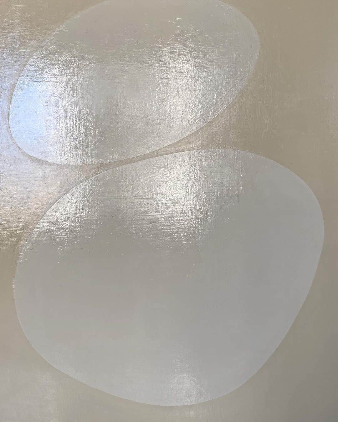 NATALIE LIAOさんのインスタグラム写真 - (NATALIE LIAOInstagram)「Happy Mid-Autumn Festival. A holiday meant for the moon. I love the moon and all that it symbolizes. This photo of another recently finished commission reminds me of the moon. This photo is taken at an angle to show the surface sheen of the painting. This type of surface reflection satisfies me so much. The shimmer reminds me of the glow of the full moon. #FongMinLiao」10月2日 9時05分 - fongminliao
