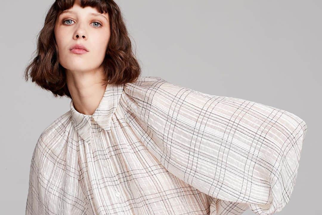 レベッカテイラーのインスタグラム：「Creating shape with a voluminous sleeve.」