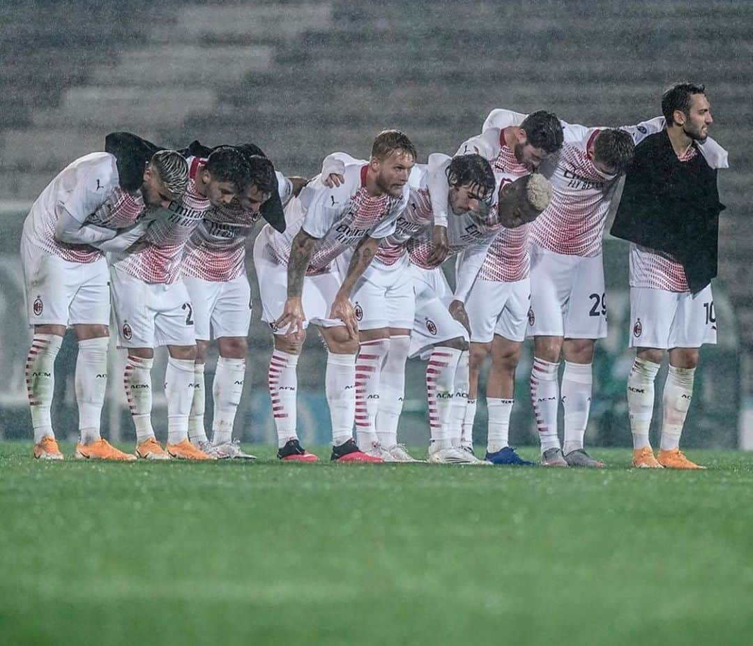 ダヴィデ・カラブリアさんのインスタグラム写真 - (ダヴィデ・カラブリアInstagram)「What a match...  Loaded 3/3 - Road to Europe 🔴⚫️ #RioAveMilan 📌 @europaleague」10月2日 9時07分 - davidecalabria2