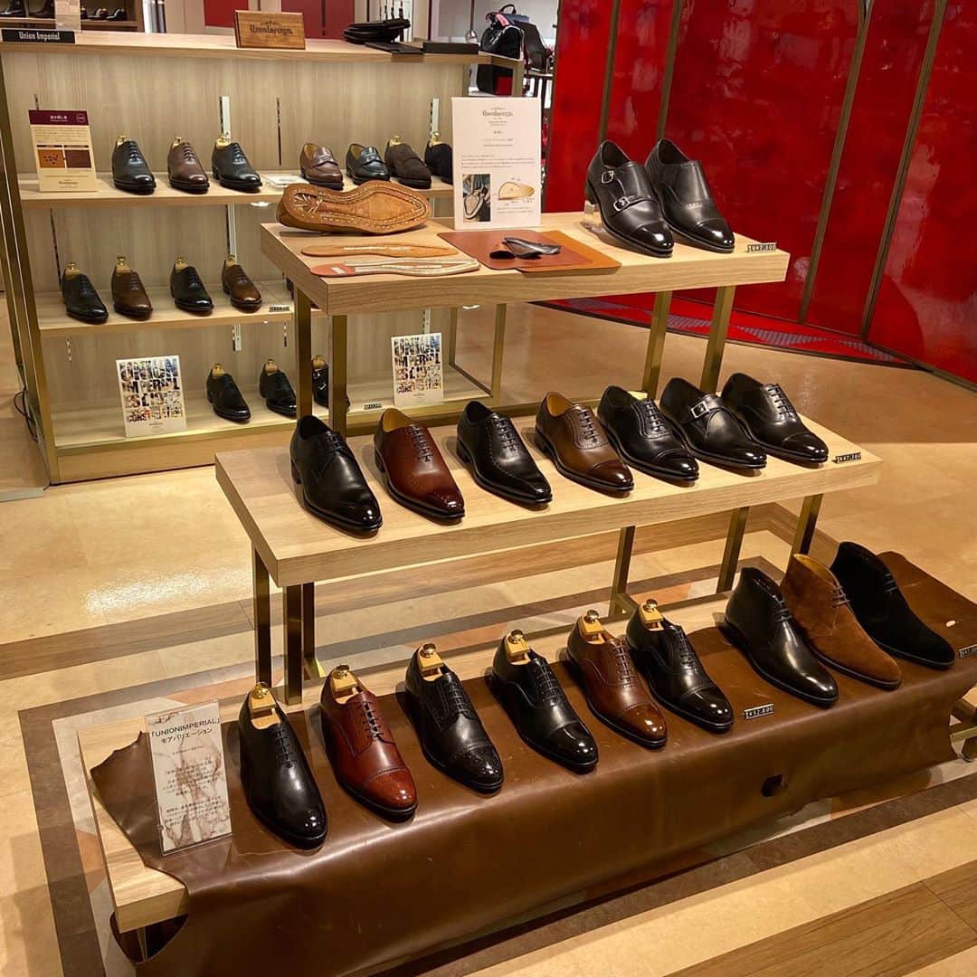 ユニオンインペリアルさんのインスタグラム写真 - (ユニオンインペリアルInstagram)「. 阪急メンズ東京（5F紳士靴売り場）で開催しているモアバリエーションフェアがいよいよ10月6日（火）までとなっております。  期間中はほぼ全ラインアップ（直営店モデル除く）を取り揃えておりますので、この機会に是非ご来店下さい！  フェア期間中にお買い上げいただいたお客様にはUNIONIMPERIAL オリジナルシューホーンをプレゼントさせていただきます!!  フランス🇫🇷アノネイ社のレザーについて、靴を製作した残りの部分を有効活用したシューホーンになります。世界でも最高級クラスのレザーになりますので艶感が素晴らしく美しいです！ @tanneriedannonay   #unionimperial  #ユニオンインペリアル  #handsewnwelted  #ハンドソーンウェルテッド  #ハンドソーンウェルテッド製法  #グッドイヤーウェルト製法  #グッドイヤーウェルテッド  #goodyearwelted  #日本製撥水レザー  #waterproofleather  #阪急メンズ東京  @hankyu_mens_tokyo」10月2日 9時07分 - unionimperial_official