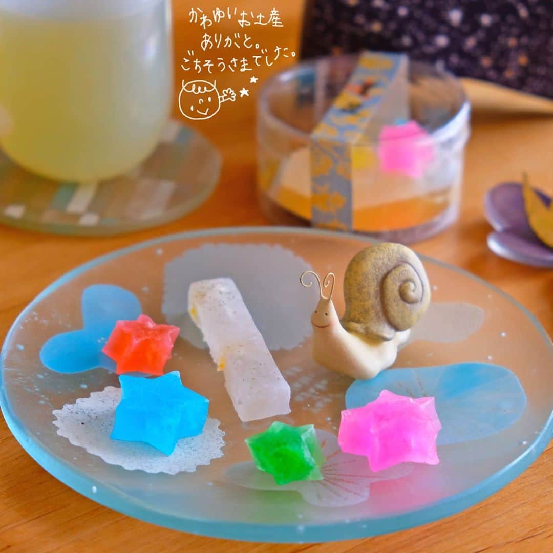 なっつ。さんのインスタグラム写真 - (なっつ。Instagram)「2020.10.2.Friday あーやんから貰った旅行のお土産♬ チョコクランチと #阿智村 の『星莚(せいえん)』というお菓子。 彩り綺麗な キラキラとした和菓子を並べながら 何ともほっこり 幸せな気持ちになったよ😊 １つひとつ味が違って 優しいやさしい味の和菓子でした😋 ごちそうさまでした✨ * * 今日はいいお天気🌞 秋晴れって気持ちい。 深呼吸いっぱいしたくなっちゃう😁 素敵な１日になりますように✨ ・ ・ ・ #チョコクランチ#チョコレート#和菓子#なっつの絵日記」10月2日 9時08分 - punipopo
