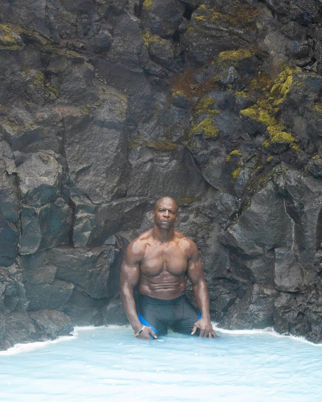 テリー・クルーズさんのインスタグラム写真 - (テリー・クルーズInstagram)「ICED MAN IN ICELAND!  41 ° Fahrenheit = 5° Celsius pool is great for the circulation and inflammation in the muscles! If you gonna do a cold tub, do it where it originated!  Terry in ICELAND 2020  📸: @kodax_moments」10月2日 9時08分 - terrycrews