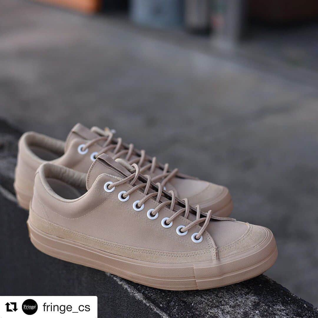 アールエフダブリューさんのインスタグラム写真 - (アールエフダブリューInstagram)「#Repost @fringe_cs with @get_repost ・・・ . . New Arrival 新入荷 . RFW 2020秋冬モデル新作 BAGEL-LOW GABA Beige 販売価格  14,000円＋tax . ベージュのニュアンスカラーがトレンドと呼ばれて暫く経ちますが、アウトソールからアッパーまで、凛としたカラーリングのスニーカーはそうそう有りません。 . アッパーにはバーバリーのトレンチコートなどに用いられるギャバジンを使用。 グルリとアッパーを周回するスェードもおしゃれでしょ。 . やはりあらゆる方向から見ても破綻の無いデザインは、、そりゃ名ばかりのスニーカーブランドには真似できないんです。 . . RFW正規取扱店 フリンジクロージングストア @fringe_cs . photo by @carakato . . #rfwtokyo  #rfw  #rismfootwea #リズムフットウェア  #instakiks  #sneakers  #セレクトショップ静岡  #フリンジ静岡  #アールエフダブリュ #instashoes  #スニーカー  #スニーカー女子  #スニーカー新作 #写真 #写真を撮るのが好きな人と繋がりたい  #ファインダー越しの私の世界  #シンプルコーデ  #シンプルスニーカー  #西海岸スタイル  #アメカジ  #アメカジコーデ  #kickstagram  #スケーターシューズ #足元  #足元倶楽部 #rfwbagel  #スエードスニーカー  #rfwfootwear」10月2日 9時15分 - rfwtokyo