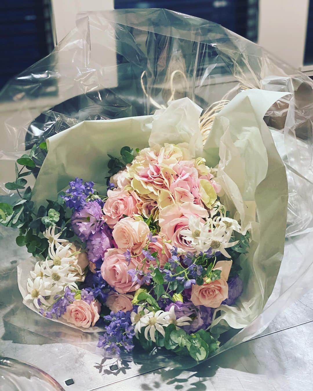 神崎恵さんのインスタグラム写真 - (神崎恵Instagram)「@esse_online のビューティ特集と連載撮影後、いただいたお花🌼 ドラマ出演のお祝いをしていただきました。 このお花の色。ドラマの中で演じている熊谷さんが首元に巻いているスカーフの色をイメージしてくださったと💗 うれしいなぁ。 綺麗だなぁ。 いよいよ今夜から、ドラマ『だから私はメイクする』がパラビ　@paravi.official にて独占先行配信開始です。 7日からのTVでの放送開始に先駆け、今夜から💄 首元のスカーフ、三人それぞれ色がちがうんですよ。 ぜひ、楽しんでいただけたら幸せです☺️  TVとパラビ、両方で確認したくて、早速パラビ登録し準備完了🅿️  気持ちのいい金曜日。 いってらっしゃい🙌 いってきます。 #esse  #スキンケア　#メイク @tvtokyo_make  #だから私はメイクする」10月2日 9時16分 - megumi_kanzaki
