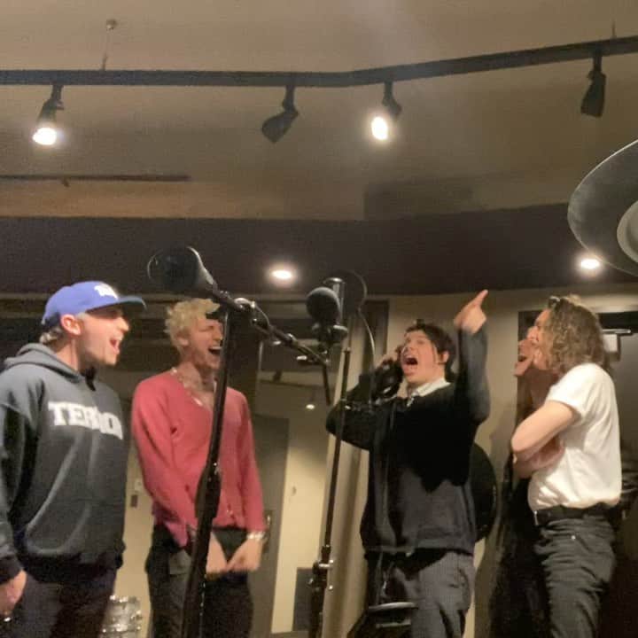 Young Gunnerのインスタグラム：「thinking about joining a quartet after this. ✨🤣😂 the “body bag” outro >>> @yungblud #TicketsToMyDownfall」