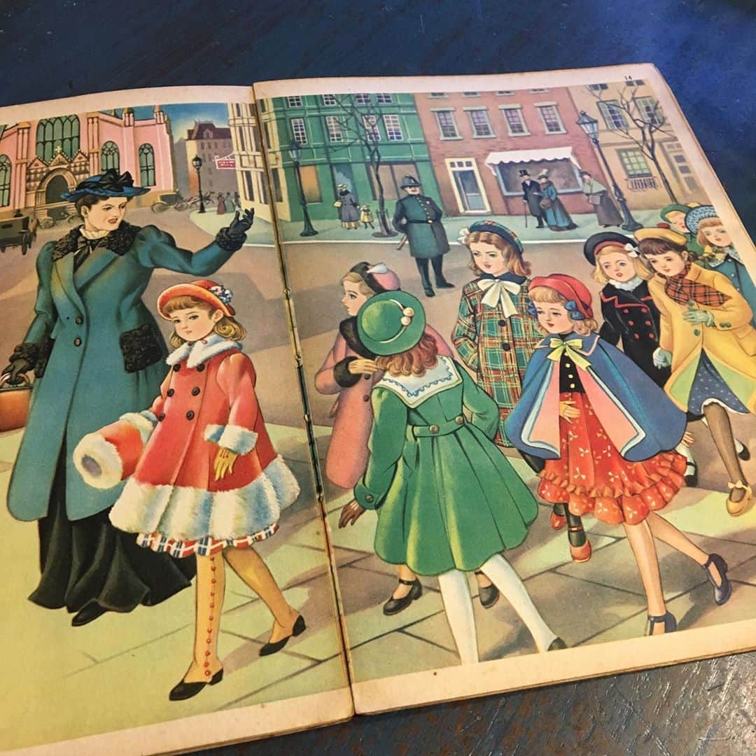 井上荒野のインスタグラム：「昭和30年発行の講談社の絵本「小公女」。挿絵が高山華宵。お洋服の描き込みがすごい。(夫の商品でもう売れちゃいました)」
