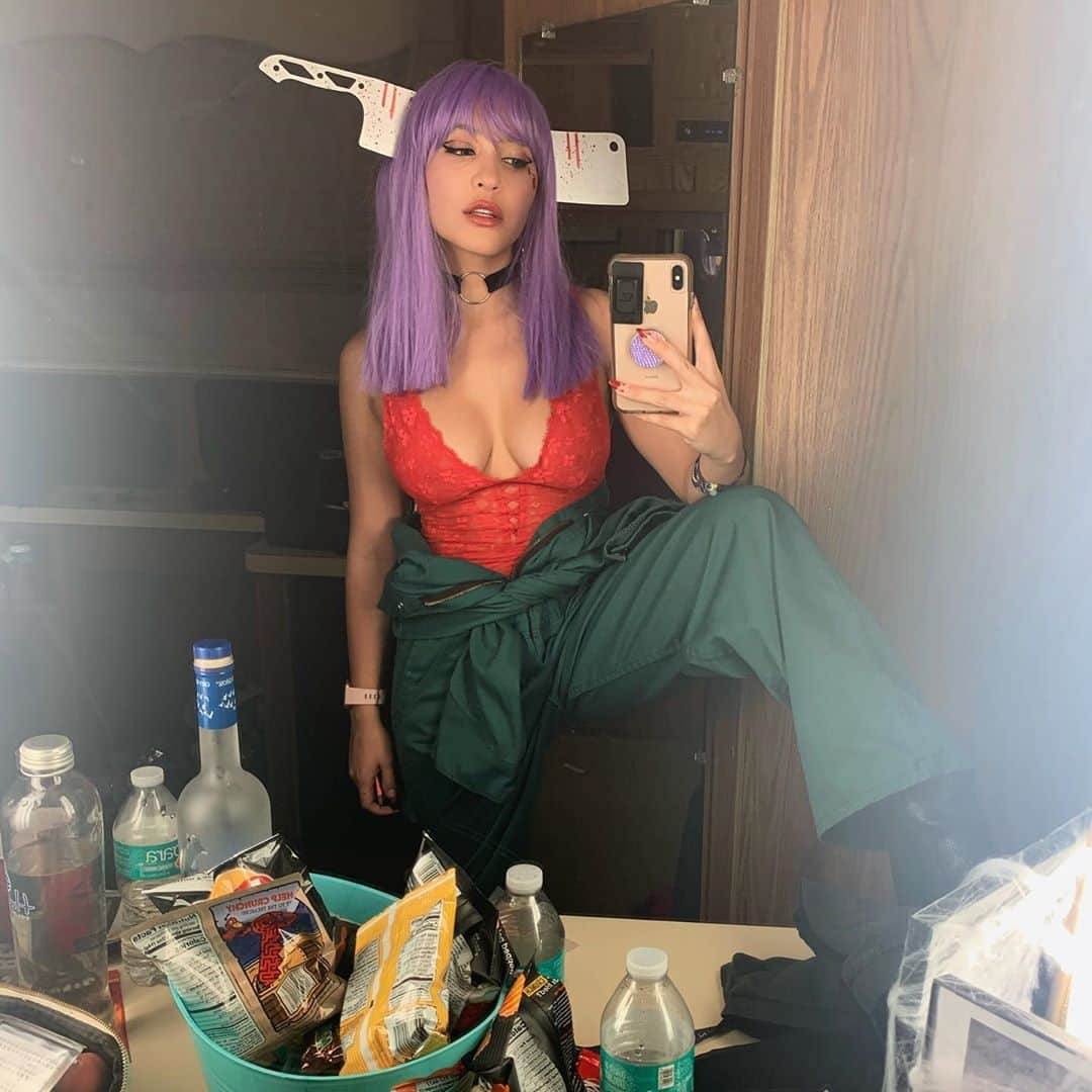 ステラ・ハジェンズのインスタグラム：「happy october first bbs 🎃☠️ here’s me from last year being your average groupie」