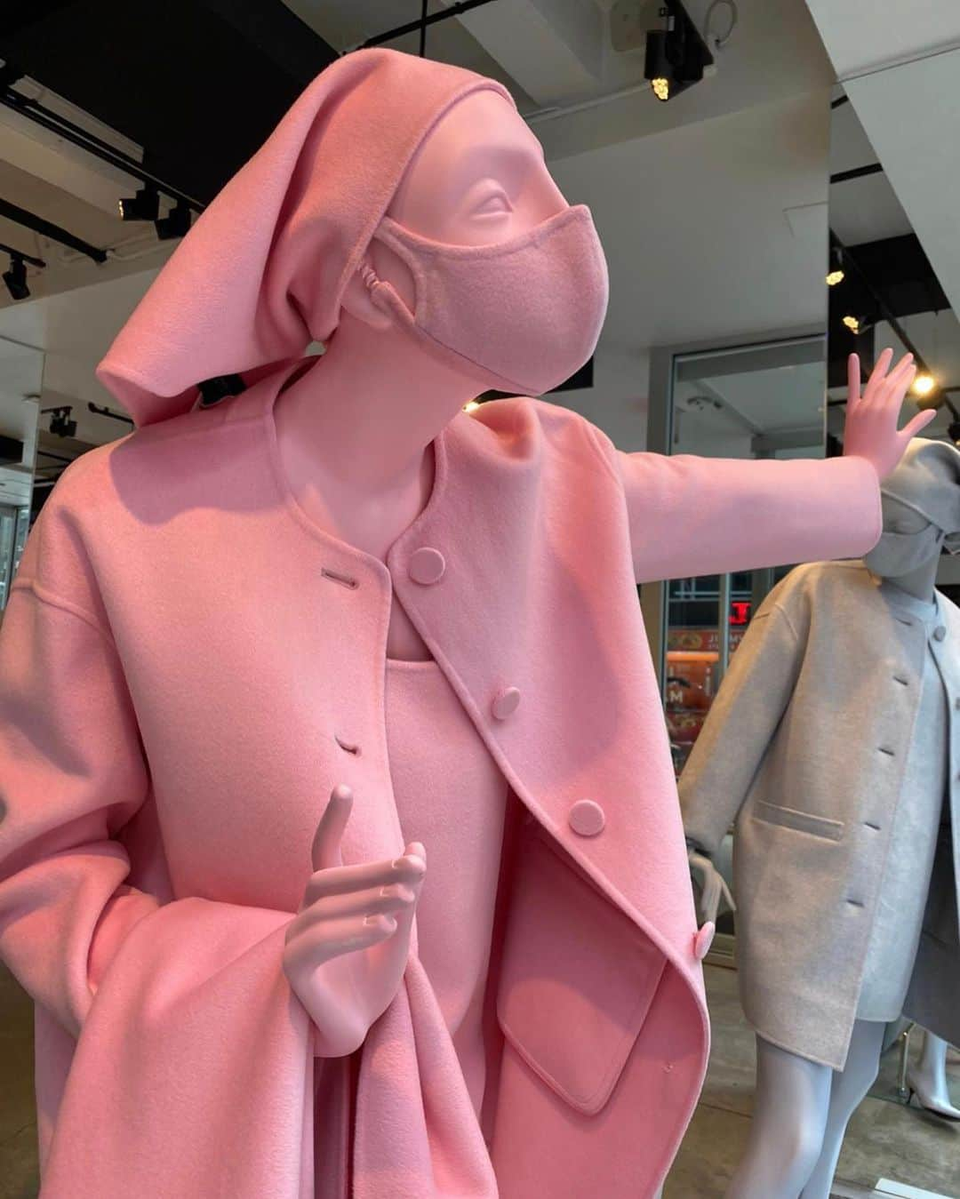 マーク・ジェイコブスさんのインスタグラム写真 - (マーク・ジェイコブスInstagram)「think pink. RUNWAY FALL 2020 MARC JACOBS. Now installed at MARC JACOBS MADISON #razorcut #doubleface #quality #luxury #skill  #finish #polish #madformannequins #masktomatch #thisishowwedoit」10月2日 9時29分 - themarcjacobs