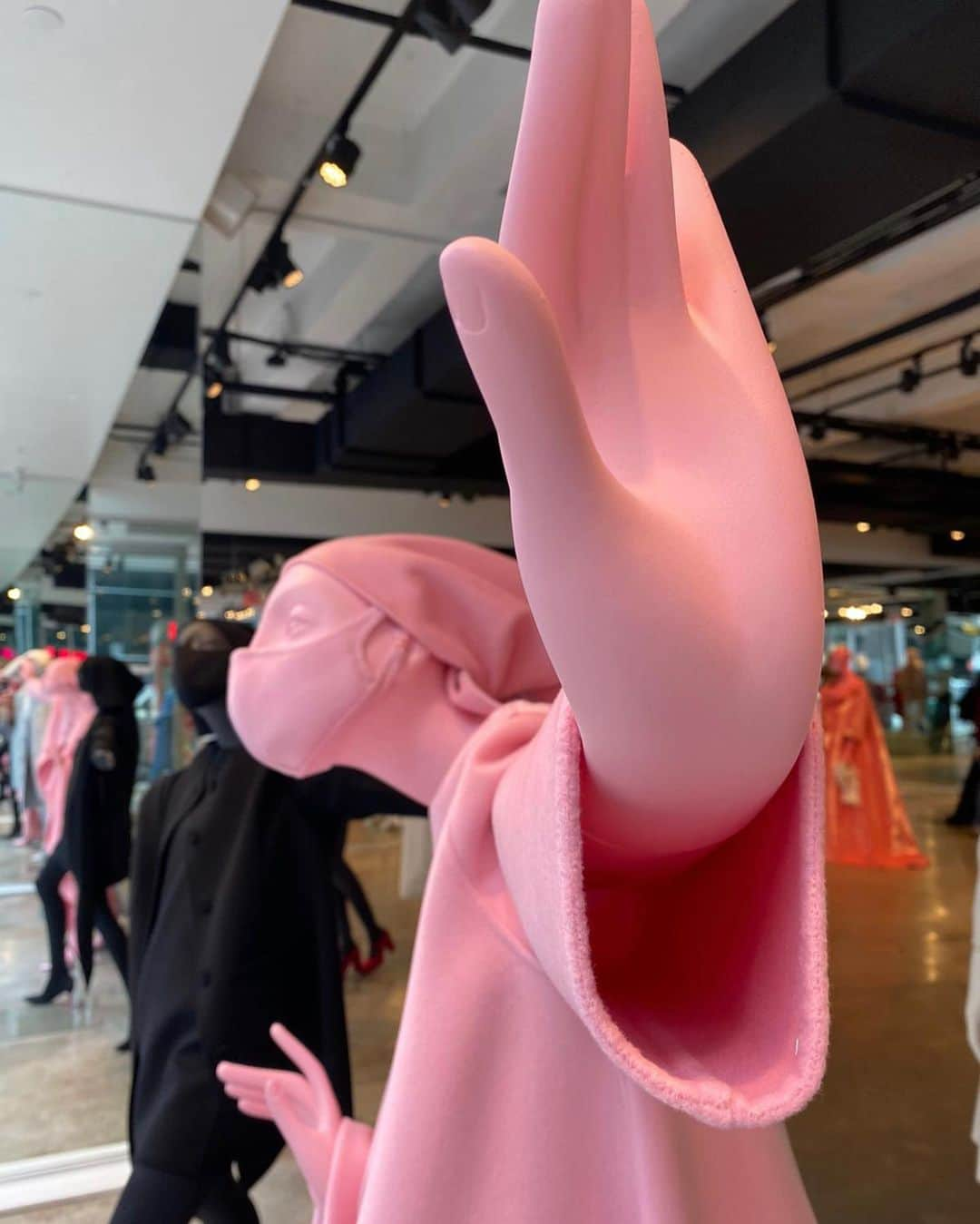 マーク・ジェイコブスさんのインスタグラム写真 - (マーク・ジェイコブスInstagram)「think pink. RUNWAY FALL 2020 MARC JACOBS. Now installed at MARC JACOBS MADISON #razorcut #doubleface #quality #luxury #skill  #finish #polish #madformannequins #masktomatch #thisishowwedoit」10月2日 9時29分 - themarcjacobs