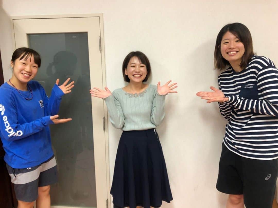 有田優理香のインスタグラム：「きょうは広島から東京五輪を目指す"キニナル"選手の特集をお伝えします🇯🇵  写真右のハンドボール日本代表GKの板野みなみ選手です！時速100キロ近いシュートを体全体を使って止める姿は圧巻でした👏怪我を乗り越え、コロナ禍に負けず、練習に打ち込む日々を取材しました🤾‍♀️ チームメイトと話すコート外の姿にも注目してください☺️  きょうのテレビ派18:15〜キニナルのコーナーで！  #東京オリンピック #ハンドボール　#おりひめジャパン #イズミメイプルレッズ #板野陽 選手　#近藤万春 選手　#広島テレビ　#テレビ派　#キニナル」