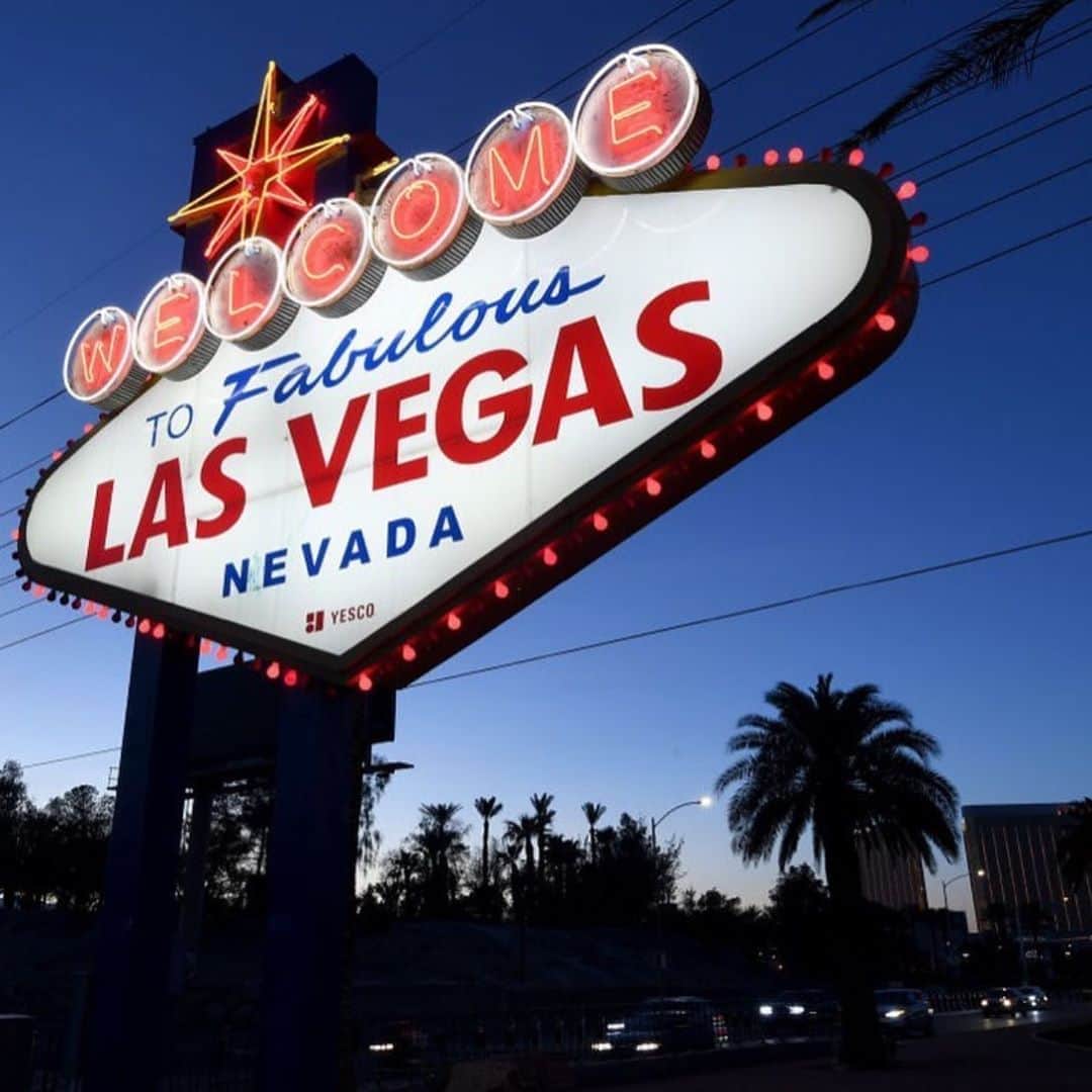 ケアリー・ハートさんのインスタグラム写真 - (ケアリー・ハートInstagram)「Thinking about my home town today. #VegasStrong」10月2日 9時30分 - hartluck