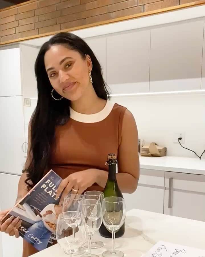 エイヨシャ・カレーのインスタグラム：「I can’t thank everyone enough for supporting me and my new cookbook #thefullplate !!! You guys have made me a 2x @nytimes Bestselling author 😱. Thank you, thank you, thank you. I want to thank my entire AC Brands team for always being optimistic, incredibly hardworking and encouraging me every step of the way. To my love @stephencurry30 and my family... thank you for believing in me even on the days I don’t believe in myself. 😩🥰 I know there’s ALOT of serious, wayyyy more important things going on in the world right now, but I still think it’s important to celebrate the small victories in the midst of the madness. So, thank you again. Now... back to  VOTING!!! PLEASE PLEASE PLEASE. 🖤」