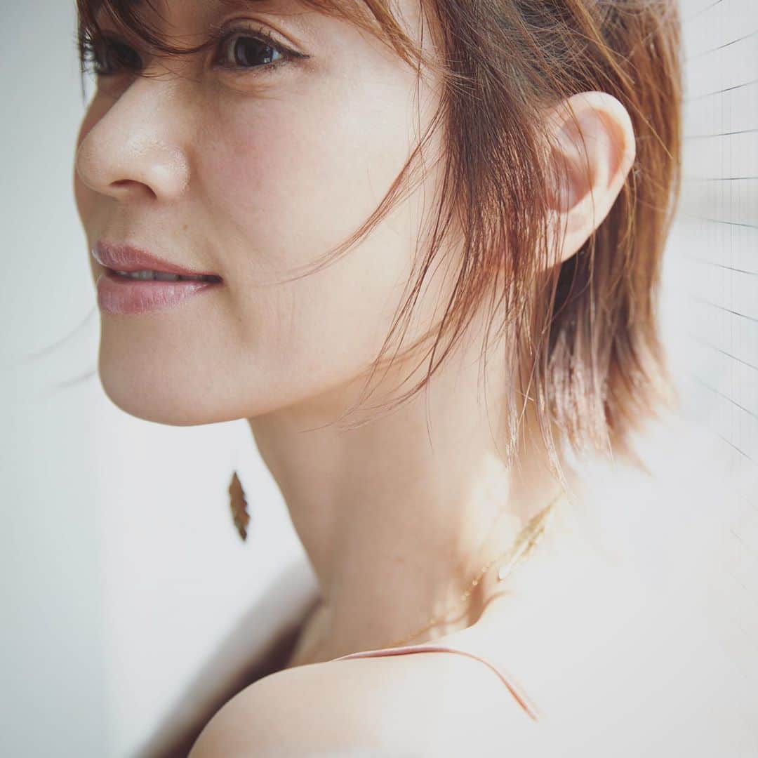 畑野ひろ子さんのインスタグラム写真 - (畑野ひろ子Instagram)「@story_love40 45歳からのピンク特集にて。 ピンクを着た時のメークを、　@moriyukio_roi さんが教えてくれています。すごく勉強になります😆」10月2日 9時54分 - hiroko_hatano_
