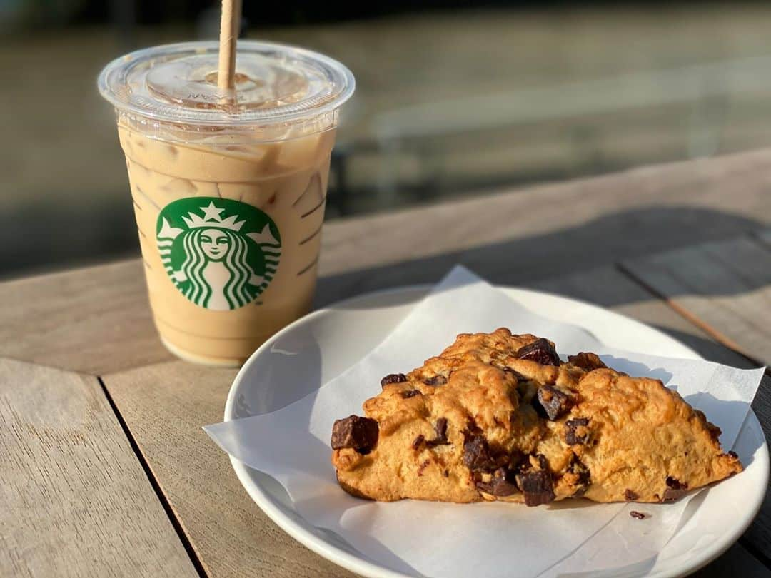 樋浦結花さんのインスタグラム写真 - (樋浦結花Instagram)「・ 朝活💙💙💙 気持ちいい〜🥰 ・ #starbucks #chocolatescone #朝活 #朝活カフェ #秋晴れ #お決まりの #ホワイトモカ #チョコレートスコーン」10月2日 9時47分 - hiura_yuika