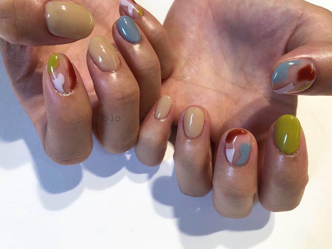 関根祥子のインスタグラム：「秋もカラフルに🍌🍐🌰  #mojonail #nails」