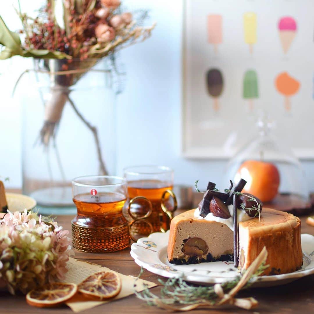 nao_cafe_さんのインスタグラム写真 - (nao_cafe_Instagram)「#チーズケーキ . . 栗のチーズケーキでこんばんは♡ 渋皮煮を入れたこっくりずっしりの チーズケーキです🌰 秋だなぁとしみじみ感じます🍁 .  iIttalaのTsaikka/ツァイッカのグラスと エルンストのガラスベースは @royaldesign.jp のサイトで。 可愛いー♡ . こちらのサイト、日本語で安心だし、 他のお店では見かけない商品もたくさんあって 選ぶのがとっても楽しいです♡ しかも最大３０％オフのキャンペーンをしていたりと安いのも魅力😆💕 . URL：https://royaldesign.jp/ ストーリーにリンク貼っておきますね😊 . . 2020.10.2 . .  タグ : #Royaldesign #ロイヤルデザイン #iittala #ernst #PR　#tsaikka #イッタラ#北欧インテリア #北欧雑貨 #北欧食器 #北欧好き #cheesecake」10月2日 9時47分 - nao_cafe_