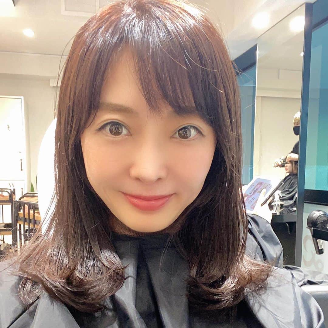 高村凛のインスタグラム：「髪の毛カットして来ました〜💕 スッキリさっぱり短くしたよ❣️  ボブにしたいけど勇気ない、、 と言ったら、美容師さんが結べる丁度良い長さにしてくれました🤗😂🤗  カラーは、赤にしたいけどまた勇気ない、、って言ったら、少し赤みが入った素敵な秋色ブラウンにしてくれました🤗😆✌️  ありがとうございます😂❣️😂  髪の毛切るとスッキリ気分で良いですねー❤️🤗❤️  #ヘアカット #haircut #haircolor  #mamahairstyle」