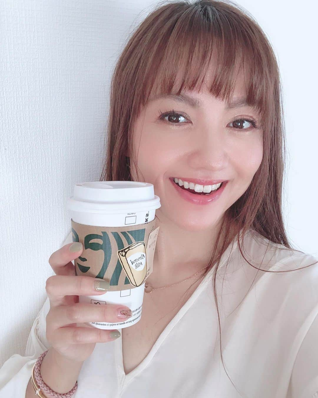 松澤由美さんのインスタグラム写真 - (松澤由美Instagram)「毎日。  前髪問題。  あーでもない  こーでもない  とやっています。  今朝もまた今直してみました💗  オトナ女子はたいへん？w  Eu vou atirar hoje.  Dispararé hoy.  I will shoot today.  それでもってw 朝から飲んでいるカプチーノは アーモンドミルクにして シナモンパウダーと 蜂蜜グルグル🍯してもらってますw  #yumimatsuzawa #松澤由美  #singer  #singerlife  #oscavaleirosdozodiaco  #聖闘士星矢  #機動戦艦ナデシコ #ひぐらしのなく頃に  #幻想マネージュ  #ロボティクスノーツダッシュ #アニソン #アニソンカバーアルバム #アニソンカバーアルバム発売決定 #松澤由美アニソンカバーアルバム #松澤由美のアニソンフラッグ #アニフラ #アニメ #アニメ好きと繋がりたい #youtube #youtuber #youtubechanel #starbucks  #starbuckscoffee」10月2日 9時55分 - yumimatsuzawa