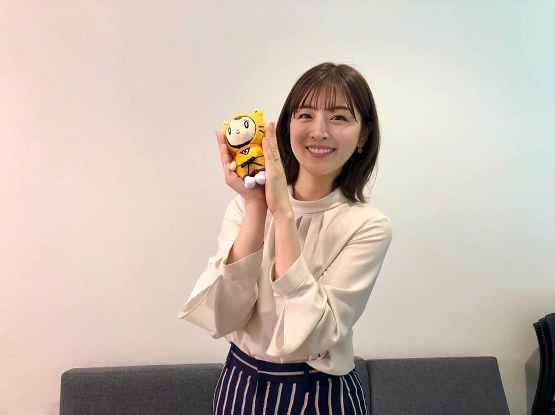 中村秀香のインスタグラム：「今朝は #すまたん 担当日でした！ ありがとうございました😊  来週も、リニューアルした #すまたん  よろしくお願いします♪  ちなみに… この写真で私が持っているのは 最近、社内移動用の自分のカバンにつけている  #シノビー のキーホルダーです🌟笑」