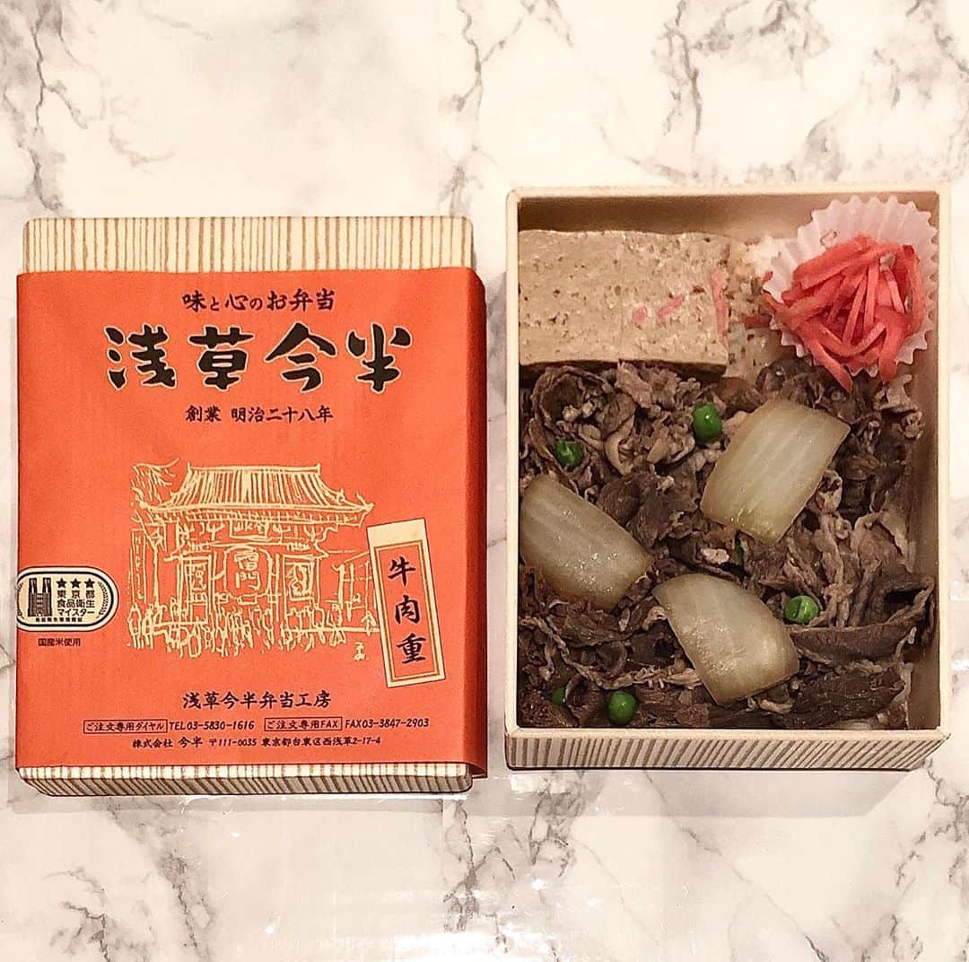 みのり(26)＠東京 ダイエットのインスタグラム：「. . . 王道 #今半 . 牛肉重のお弁当。 持って帰ったらヨレちゃった( ‾ω‾ ) . . でも、今半の牛肉は柔らかくて、 黒毛和牛たべてまぁす❤️ってかんじ☺️ . 大きめの玉ねぎもしみしみでいい。 紅生姜といっしょに食べるのがさいこう！ . . 天丼もあったけど、 やっぱりいつも牛肉重にしちゃうな。 . さめても美味しかった。 ごちそうさまでした💓 . . . 王道すぎるから、 もっと他のお弁当がいいかな？笑 . . ◉ライザップ公認の紹介アンバサダーです。 〜紹介特典で、お安く入会できます〜 . ▶︎全国どの店舗でもOK ▶︎カウンセリング予約前にご連絡ください . 📺RIZAP TVCM出演 🏅RIZAP BMG ファイナリスト2017.2018 . #お弁当 #lunch #弁当 #お昼ごはん #テイクアウトグルメ #おべんたぐらむ #グルメスタグラム #グルメ女子 #食べるの好きな人と繋がりたい #ロケ弁 #仕出し弁当 #ケータリング #キッチンカー #デリバリー #グルメ好きな人と繋がりたい #東京 #浅草#配達弁当 #今半 #すきやき #牛肉重 #駅弁」