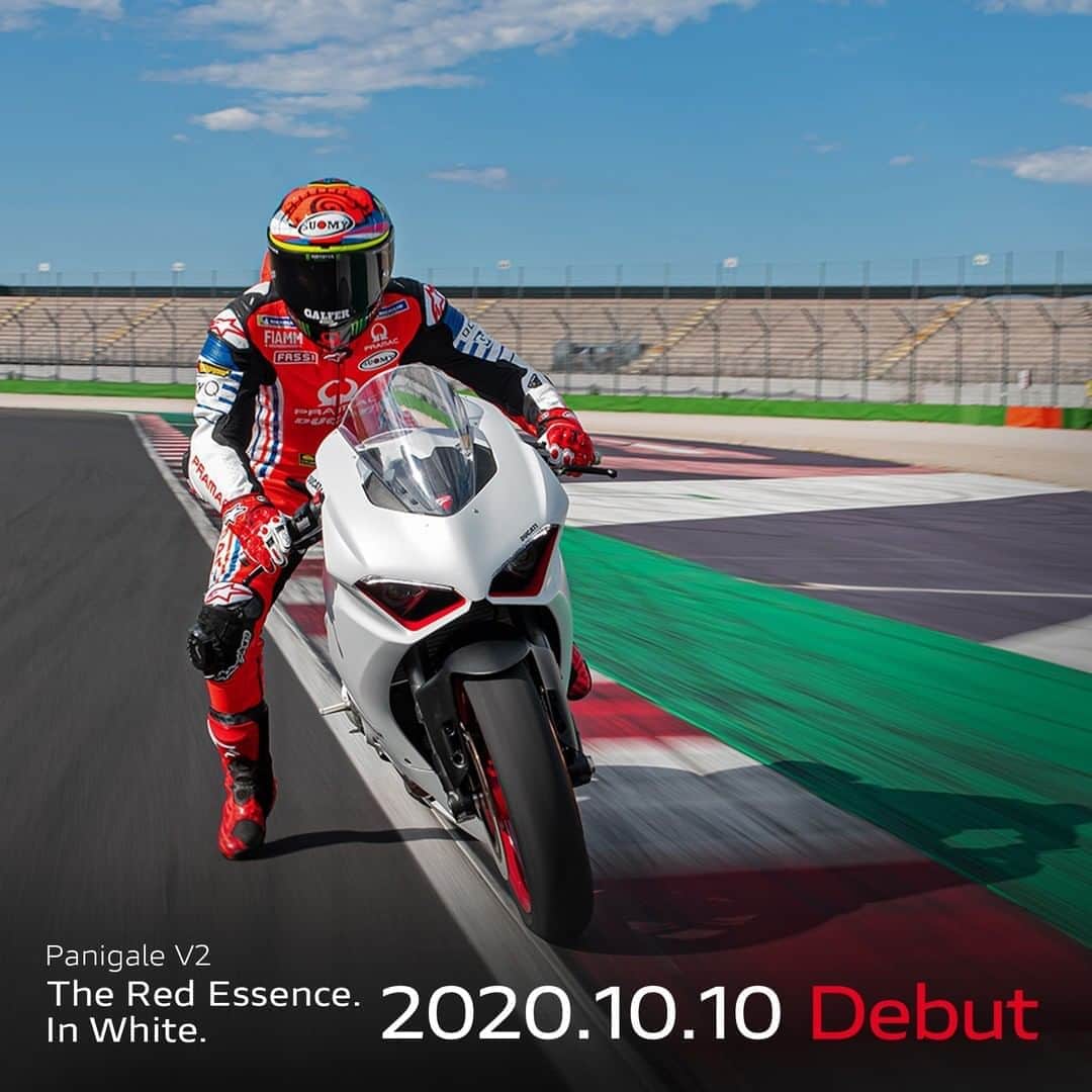 Ducati Japanさんのインスタグラム写真 - (Ducati JapanInstagram)「パニガーレV2の新色ホワイト・ロッソ、10月10日デビュー！  パニガーレV2のカラー・ラインナップに加わった新色ホワイト・ロッソを10月10日(金)より発売します。 新しいホワイト・ロッソ・カラーのベースは、スター・ホワイト・シルクです。ホワイト・カラーには、パニガーレV2の美しいデザインやライン、シェイプを際立たせる効果があります。またホイール、フロント・エアインテーク、アッパー・ハーフフェアリングのエアデフレクターに採用されドゥカティ・レッドは、スポーティでパワフルなバイクのキャラクターを強調します。  パニガーレV2の詳細は、プロフィール( @ducatijapan )のリンクよりドゥカティ ジャパンのサイトをご覧ください。  #ドゥカティいいじゃん #パニガーレV2 #TheRedEssence #InWhite #バイク #バイクのある生活 #バイクのある風景 #motorcycle #bike #ツーリング」10月2日 10時00分 - ducatijapan