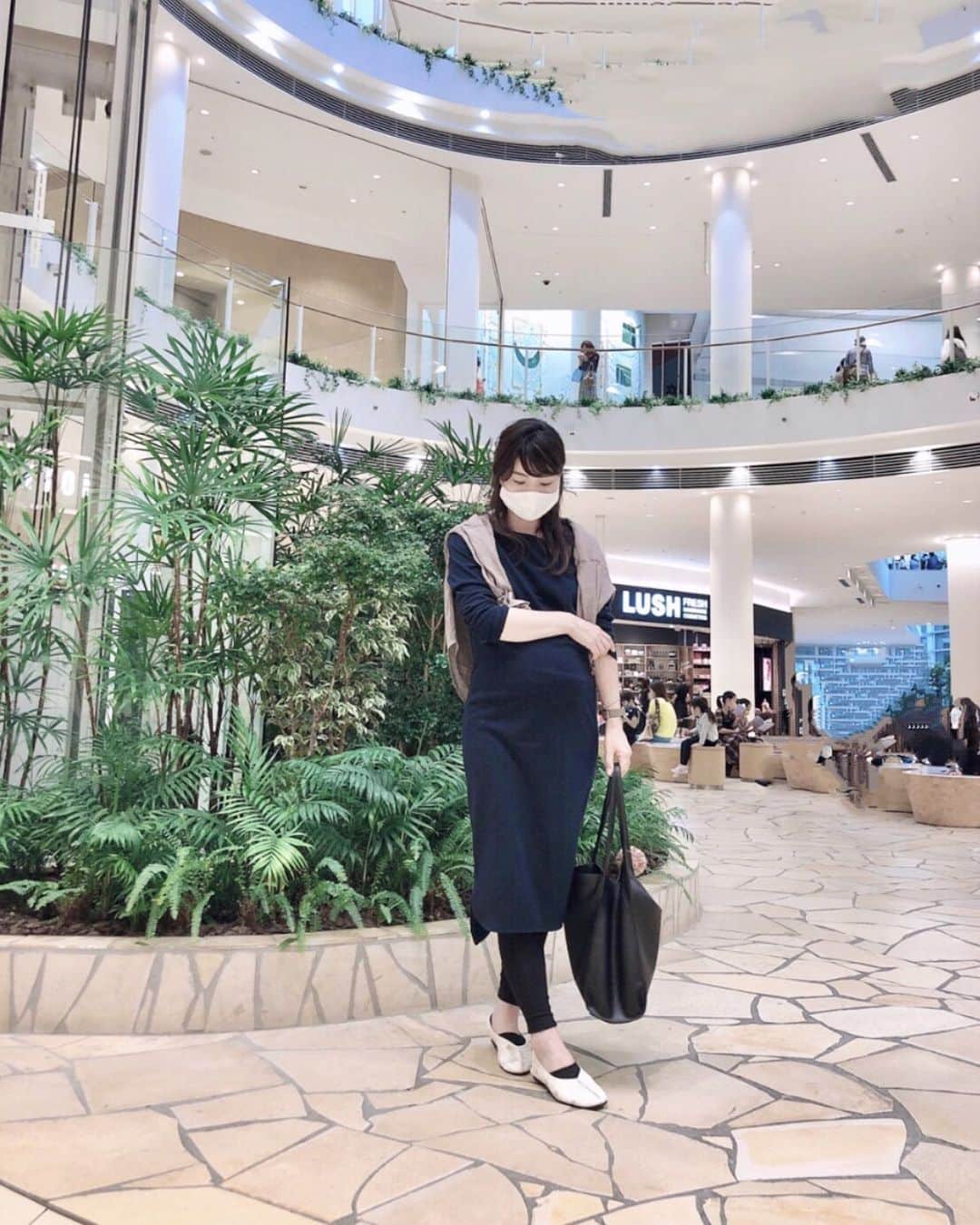 三佐和あやのインスタグラム：「10月に入りましたね〜✨🍁マタニティ服ばかりじゃなくて、ゆったり着れるお洋服ばかり買ってます。授乳はじまると 着れなくなっちゃうから😚 ﻿ One peace ... @kobe_lettuce  …shirt @grl_official   Accessories ﻿ .. @karmas_galleryandshop ﻿ @nomonday_jp  Bag ... @gu_for_all_  shoes ... @neuna_official  +*————————*+﻿ ﻿ #ワンピース #ワンピースコーデ #秋コーデ #いつコ#シンプルコーデ #大人カジュアル #おとなかわいい #きれいめカジュアル#ファッション #お洒落 #fashion #ootd #モノトーンコーデ #アラサー #30代コーデ ﻿ #大人女子 #ママ#ママコーデ #マタママ #ぷんにー #マタニティコーデ #妊婦コーデ #妊娠9ヶ月 #臨月 #出産準備 #出産準備購入品 #2020年11月出産予定 #高齢出産#マタママさんと繋がりたい」