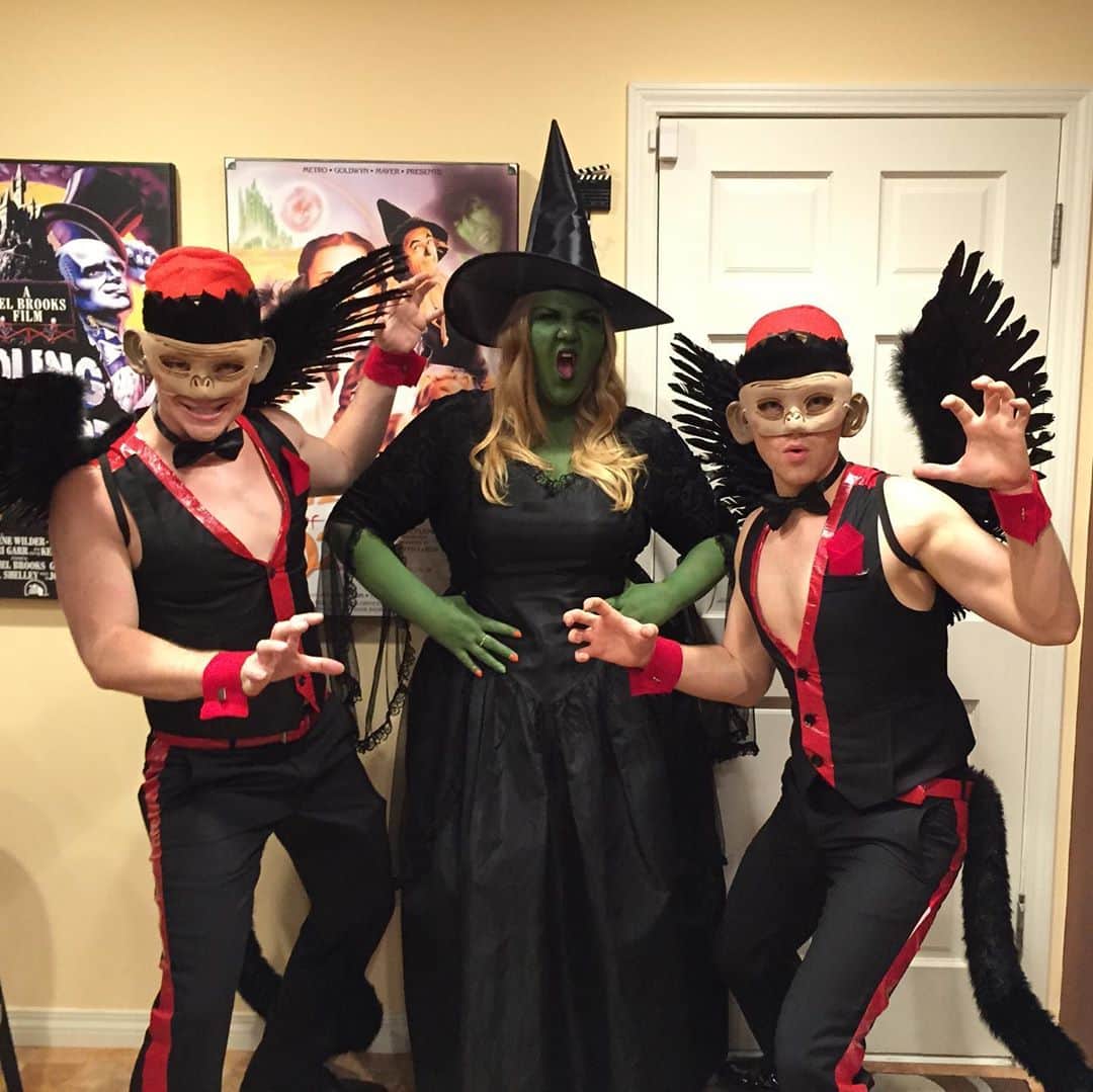 のインスタグラム：「Happy Oct 1st!! In honor of #ATaleOfWitchcraft coming out please enjoy this witchy Halloween throwback. Swipe to see the weeks-long progression it took for the airbrushing @chriscolfer did to wear off. Thank you. 😂🎃💚#ItIsntEasyBeingGreen」