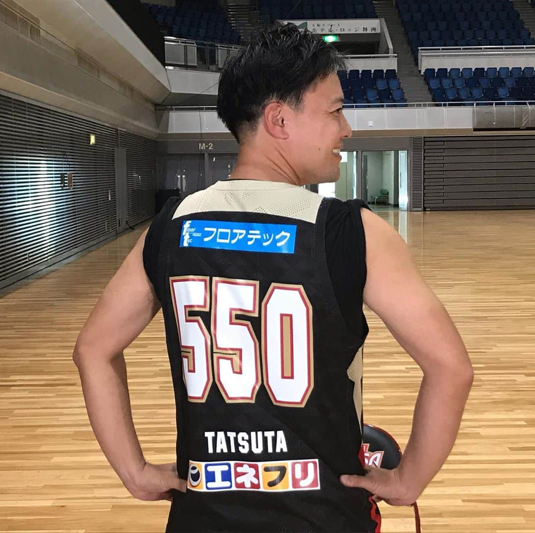 立田恭三のインスタグラム：「【Bリーグ開幕へ】  大阪エヴェッサの練習取材へ行かせていただきました！！  今週開幕するBリーグ。 恥ずかしながら、まだ生観戦したしたことないんです〜  演出とかすごく迫力があるとのことですので、今年、絶対みにいこうー！  橋本選手、インタビューありがとうございます。 イケメンやった。  #bリーグ  #大阪エヴェッサ  #すまたん  #550  #5時50分放送開始の意味」