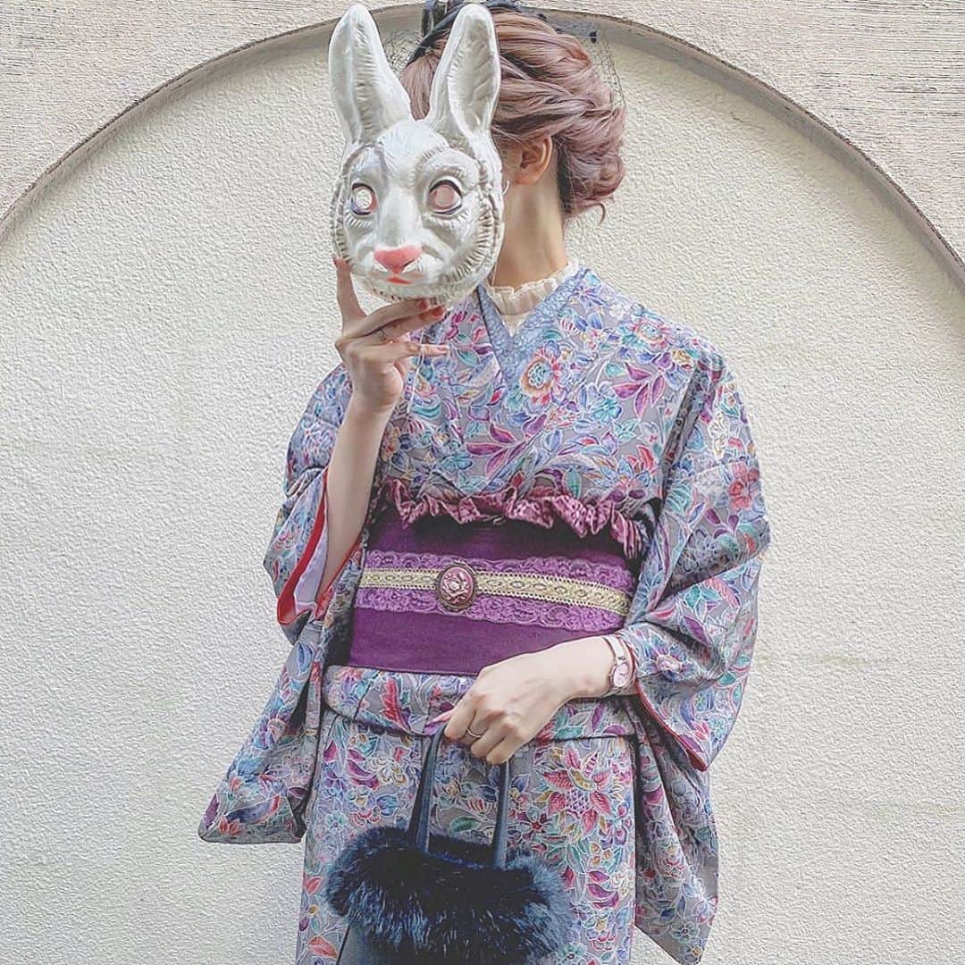 たんりいのインスタグラム：「. . @village_tokyo の新作着物🍁♡ このコーディネートもお気に入り〜 . アクセサリーはシルバーで統一💍。 @danielwellington の腕時計⌚︎♡  ピンクダイヤルPink Mesh可愛過ぎる💞 . . #ダニエルウェリントン #DWピンクメッシュ #village #village_kimono #着物レンタル #浅草着物レンタル #着物レンタル浅草 #着物 #レトロコーデ #シンプル着物 #着物女子 #浅草 #浅草散策 #レトロ着物 #レトロ #浅草 #アンティーク着物 #着物コーディネート #着物コーデ #ヴィンテージ」