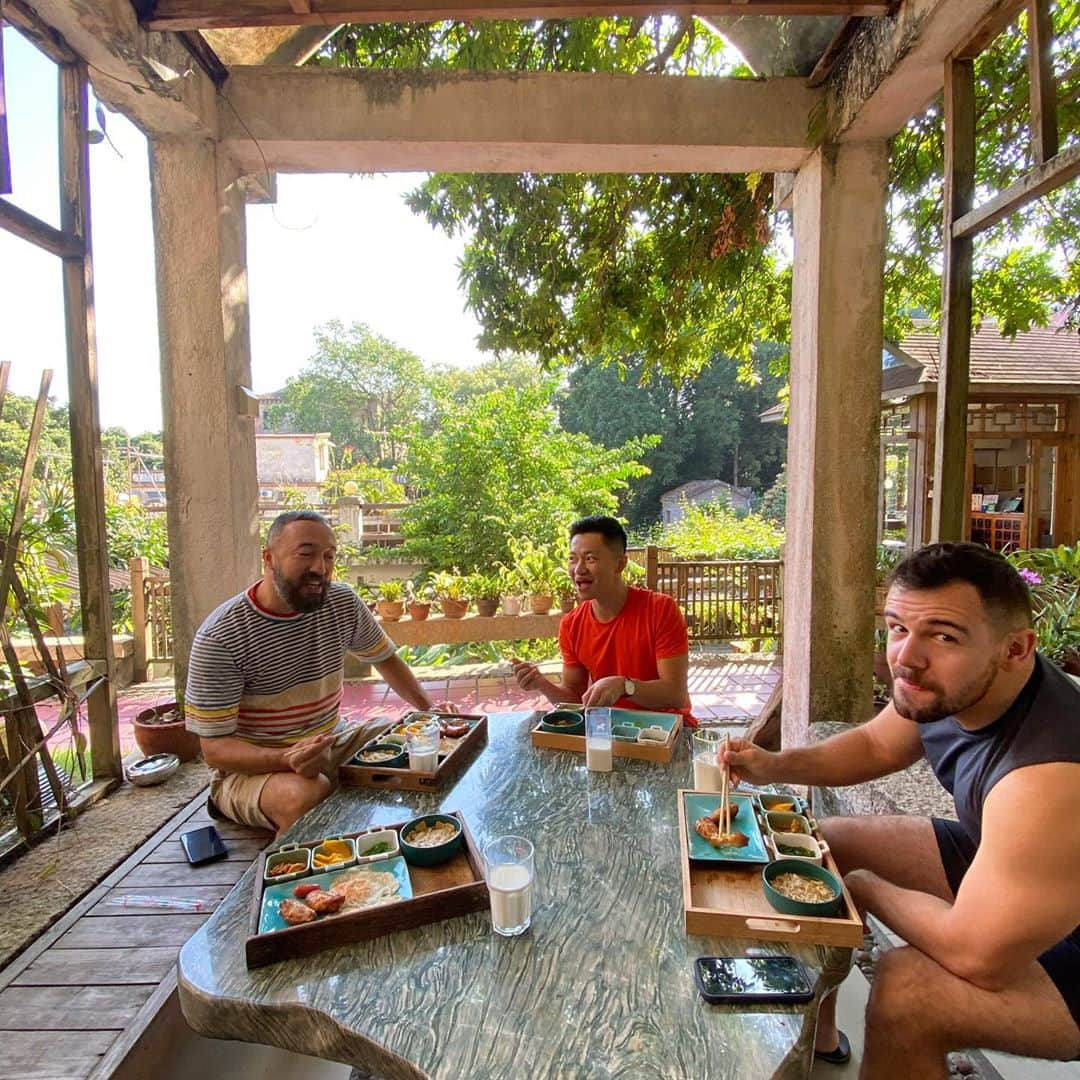 Symmetry Breakfastさんのインスタグラム写真 - (Symmetry BreakfastInstagram)「Good Morning Gulangyu! 🏝We are on a mini break exploring Fujian province, starting in Gulangyu, a tiny island next to Xiamen famous for its Amoy Art Deco architecture and the distinct lack of cars. We are staying in a very cute guest house called the Slow House 慢屋度假别墅. Tomorrow we will head inland to visit the tulou houses - - - - - - - - - - - - - - - - - - - - Breakfast today, well it’s very cute, maybe a bit of an eclectic mix of things. A fried egg, rice noodles with tofu squares, some chicken wings, seaweed, kimchi, fresh mango and a glass of warm milk!! Bizarre but good! 🤪 #symmetrybreakfast #fujian #gulangyu」10月2日 10時17分 - symmetrybreakfast