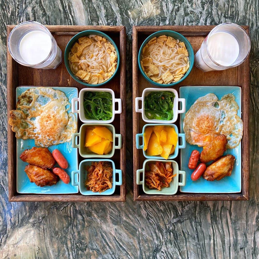 Symmetry Breakfastのインスタグラム：「Good Morning Gulangyu! 🏝We are on a mini break exploring Fujian province, starting in Gulangyu, a tiny island next to Xiamen famous for its Amoy Art Deco architecture and the distinct lack of cars. We are staying in a very cute guest house called the Slow House 慢屋度假别墅. Tomorrow we will head inland to visit the tulou houses - - - - - - - - - - - - - - - - - - - - Breakfast today, well it’s very cute, maybe a bit of an eclectic mix of things. A fried egg, rice noodles with tofu squares, some chicken wings, seaweed, kimchi, fresh mango and a glass of warm milk!! Bizarre but good! 🤪 #symmetrybreakfast #fujian #gulangyu」