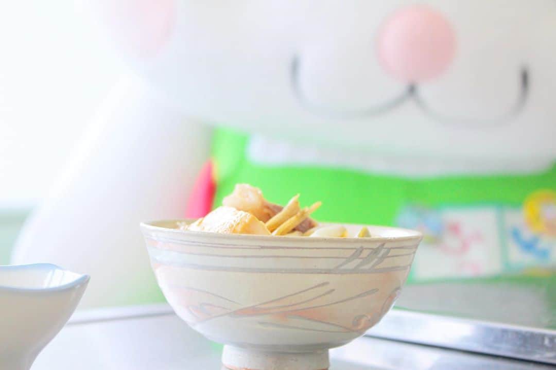 のインスタグラム：「壁|ω0o)Yじ〜…  #ふっかちゃん #fukkachan #埼玉県深谷市 #深谷市 #深谷 #fukaya #イメージキャラクター #ゆるキャラ #深谷ねぎ #渋沢栄一 #新一万円札 #大河ドラマ #深谷すき焼き丼 #今日は早起きしたから #もうお腹すいちゃった #お昼まで待てない #目の前の誘惑 #果たして耐えられるのか #いやはや #もう手が伸びそう #じゅるり♡Y(o°ω°o)Y」